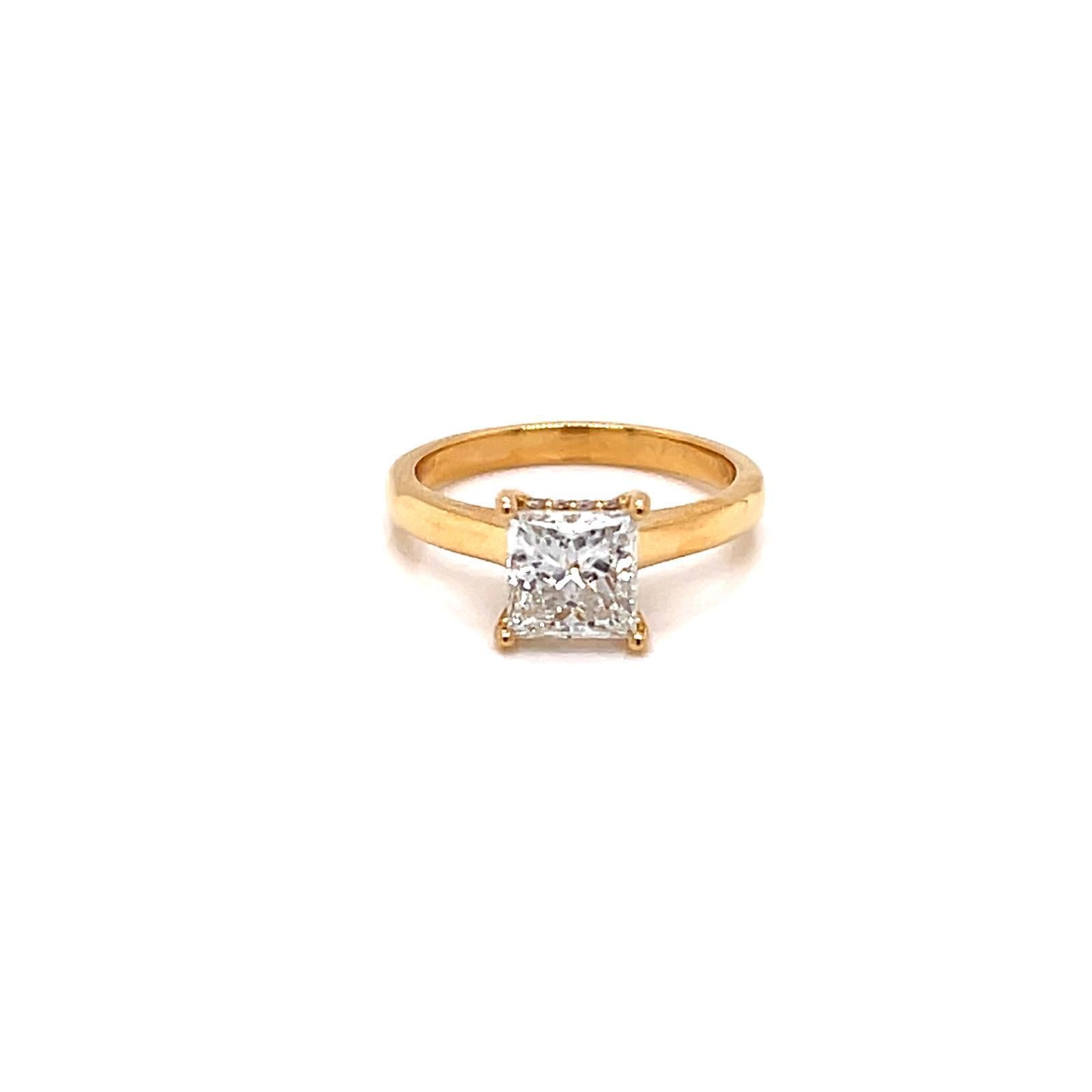 Bague en or jaune 18 carats, diamant taille princesse de 1,0 carat avec halo caché Neuf - En vente à London, GB