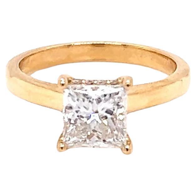 Anello con diamante taglio principessa da 1,0 carati con alone nascosto in oro giallo 18 carati