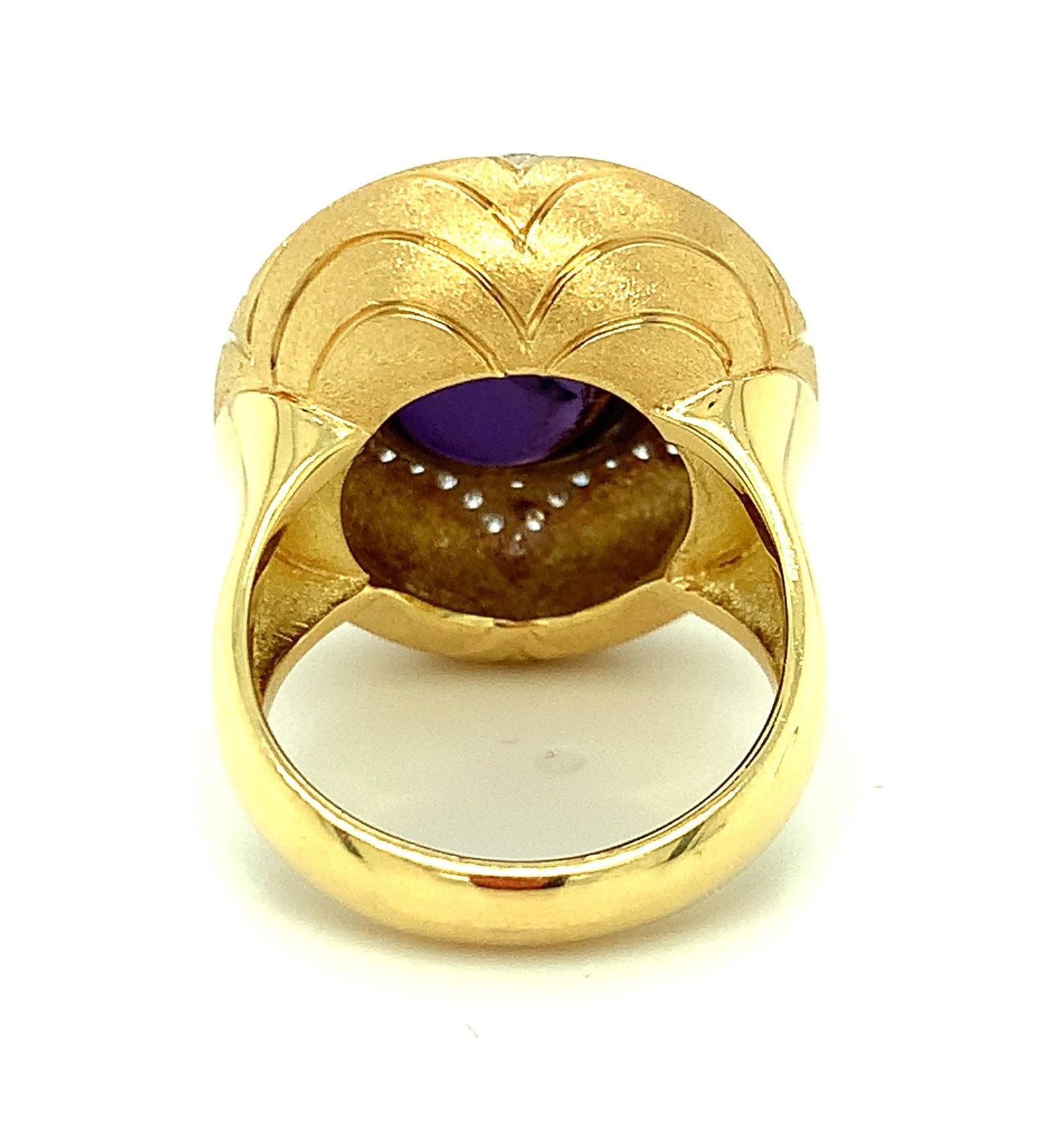 Bague faite à la main en or jaune 18 carats avec saphir étoilé violet de 10 carats et diamants pavés en vente 2