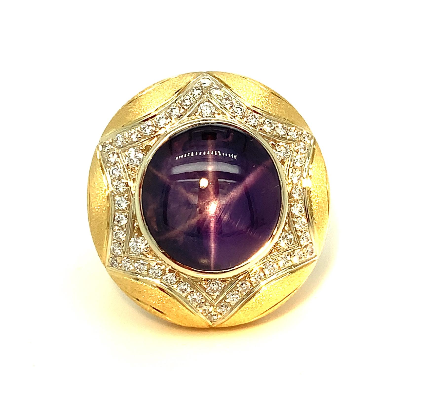 Bague faite à la main en or jaune 18 carats avec saphir étoilé violet de 10 carats et diamants pavés en vente 5