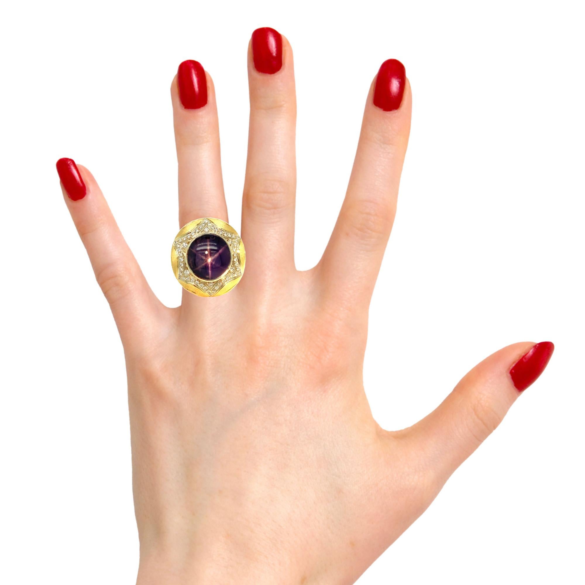 Bague faite à la main en or jaune 18 carats avec saphir étoilé violet de 10 carats et diamants pavés en vente 11