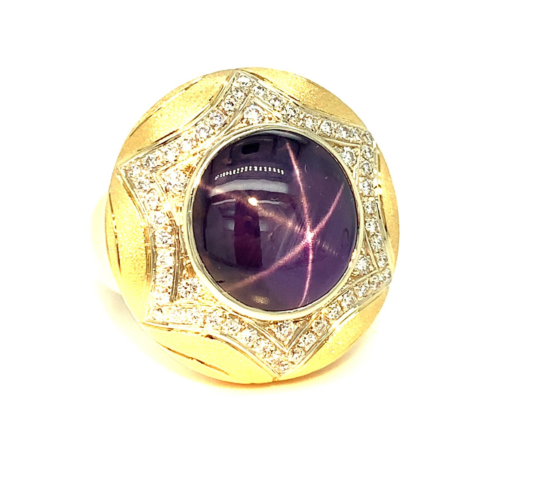 Taille cabochon Bague faite à la main en or jaune 18 carats avec saphir étoilé violet de 10 carats et diamants pavés en vente