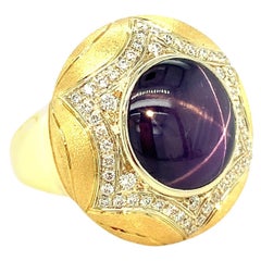 Anello fatto a mano con zaffiro viola da 10 carati e pavé di diamanti in oro giallo 18 ct.