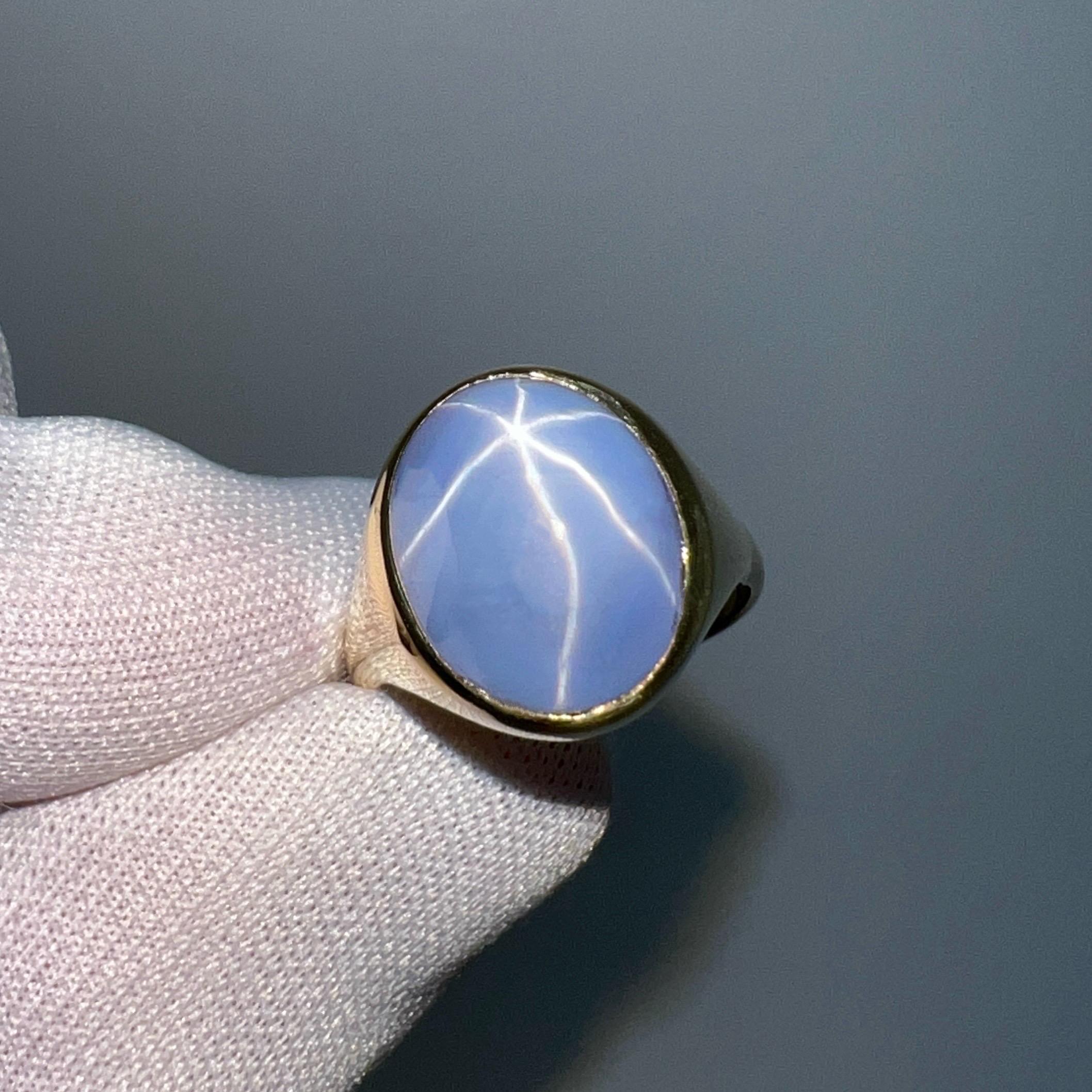10 Carat Rare Vintage Van Cleef & Arpels Blue Sapphire 18k Gold Dome Signet Ring In Good Condition For Sale In Birmingham, GB