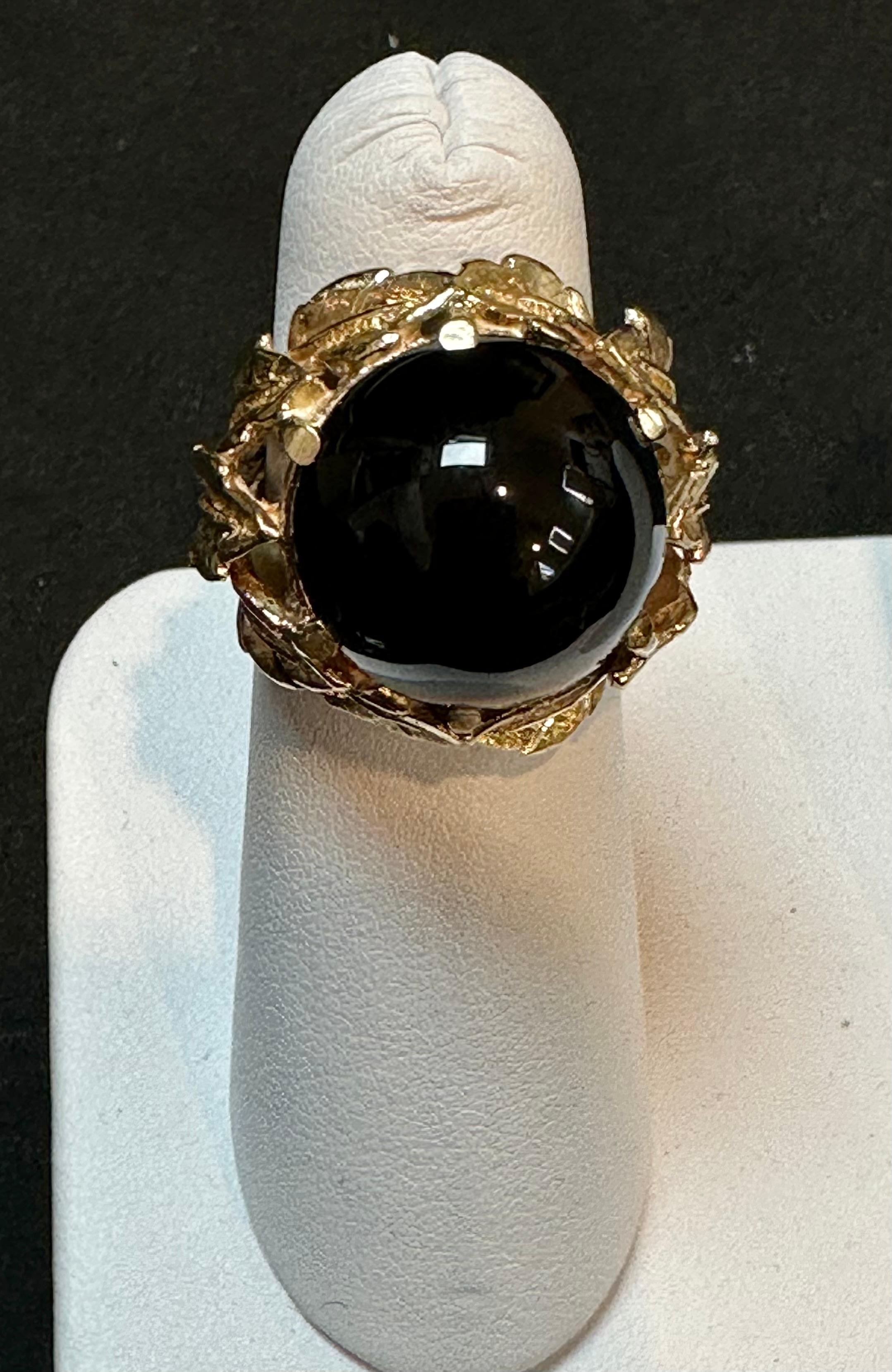 Round Cut 10 Carat Round Black Onyx Unisex Ring 14 Karat Yellow Gold Size 5.75 For Sale