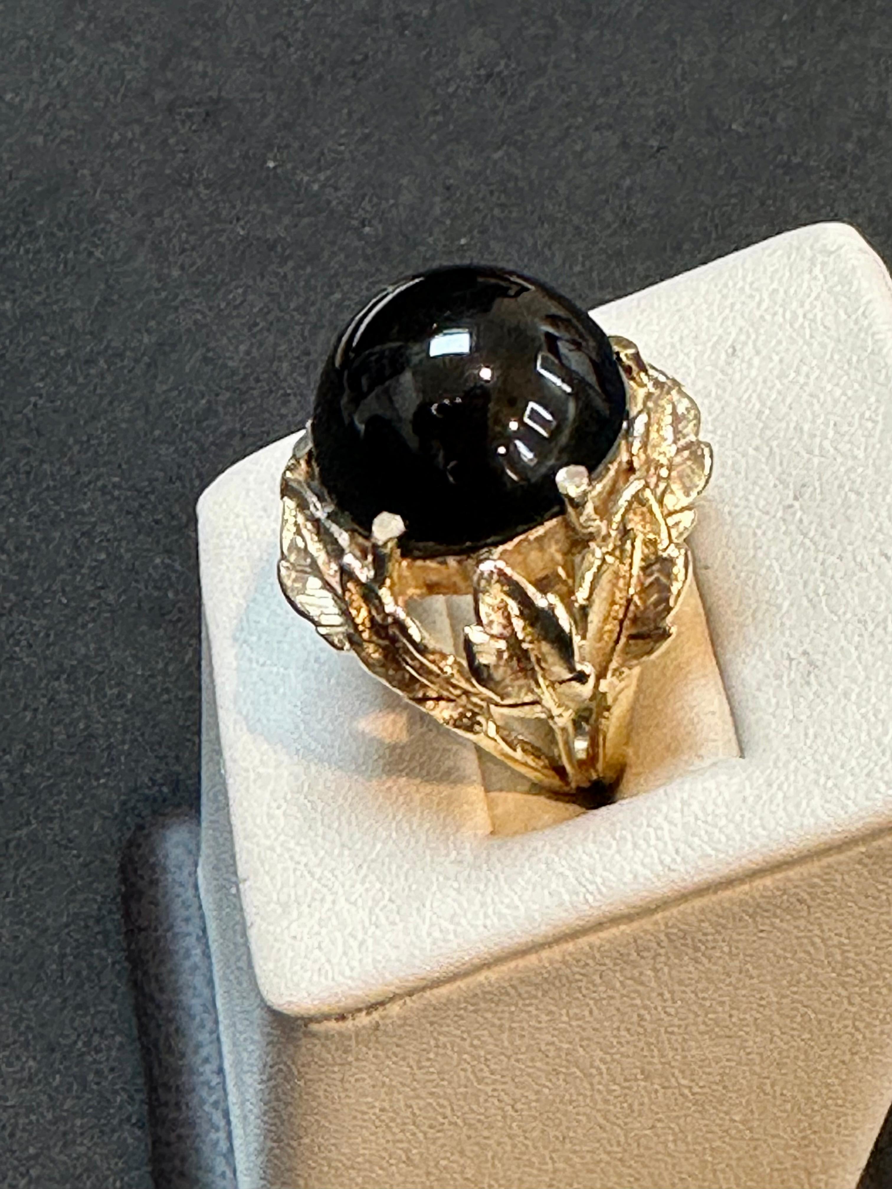 10 Carat Round Black Onyx Unisex Ring 14 Karat Yellow Gold Size 5.75 In Excellent Condition For Sale In New York, NY