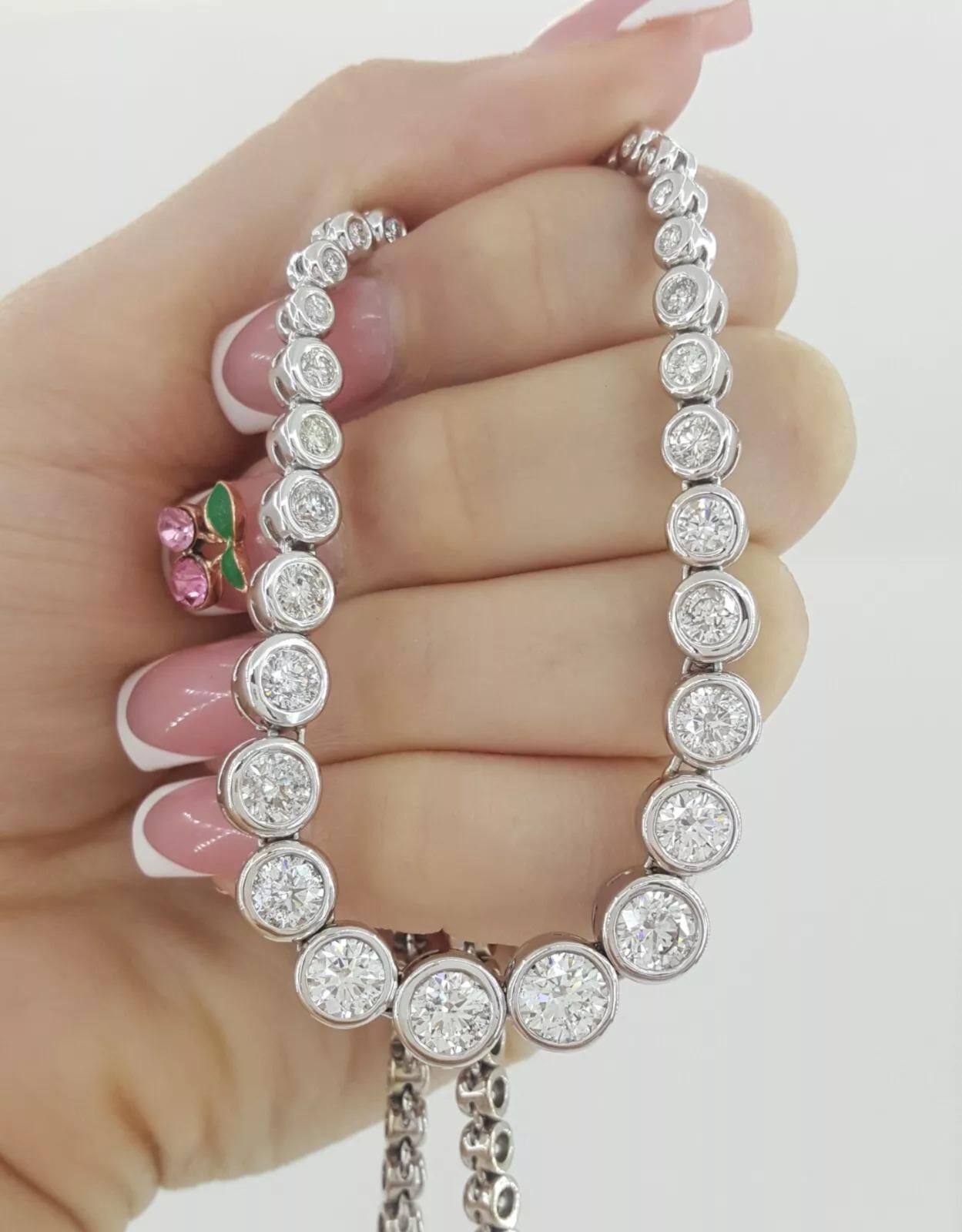Eleganza della collana Riviera Tennis con diamanti rotondi taglio Brilliante da 10 ct, elegantemente incastonati nel lussuoso oro bianco 14K. Questo splendido pezzo misura 18 pollici di lunghezza e vanta una straordinaria larghezza media di 8 mm,