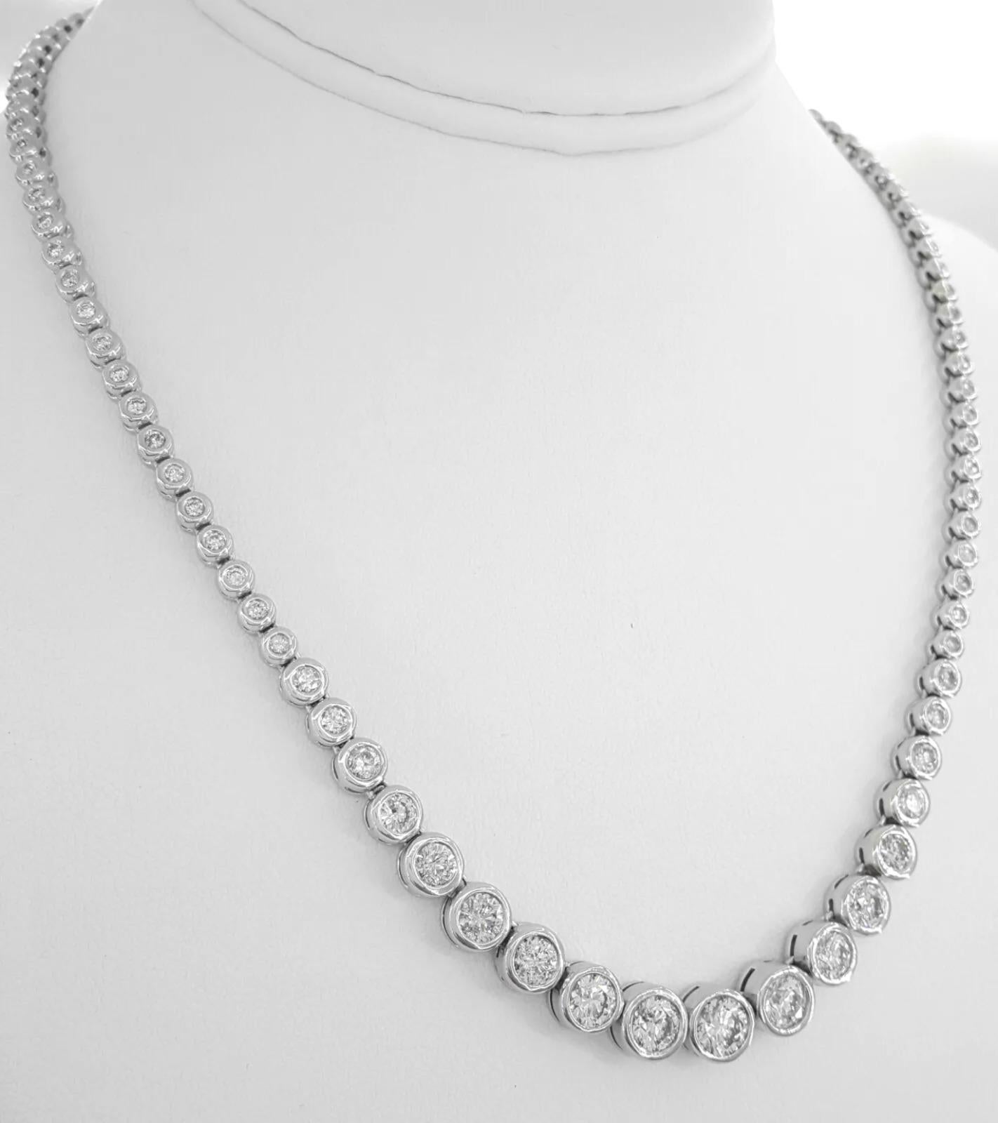 Taglio rotondo Collana in oro con castone di diamanti taglio brillante rotondo da 10 carati in vendita