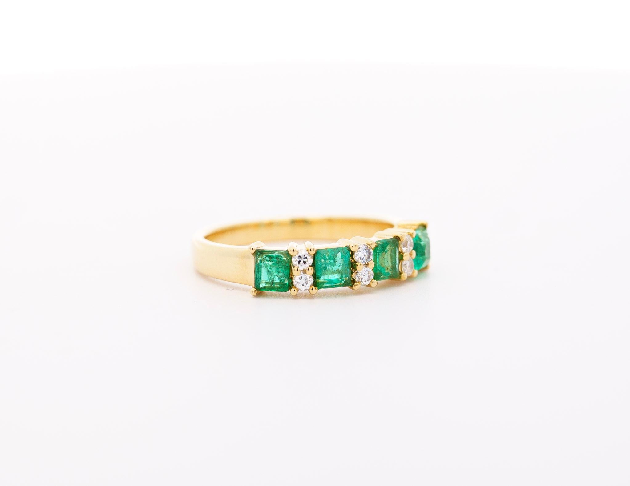 Contemporary 1.0 Carat Square Cut Emerald & Diamond 5-stone Ring in 14K Yellow Gold For Sale