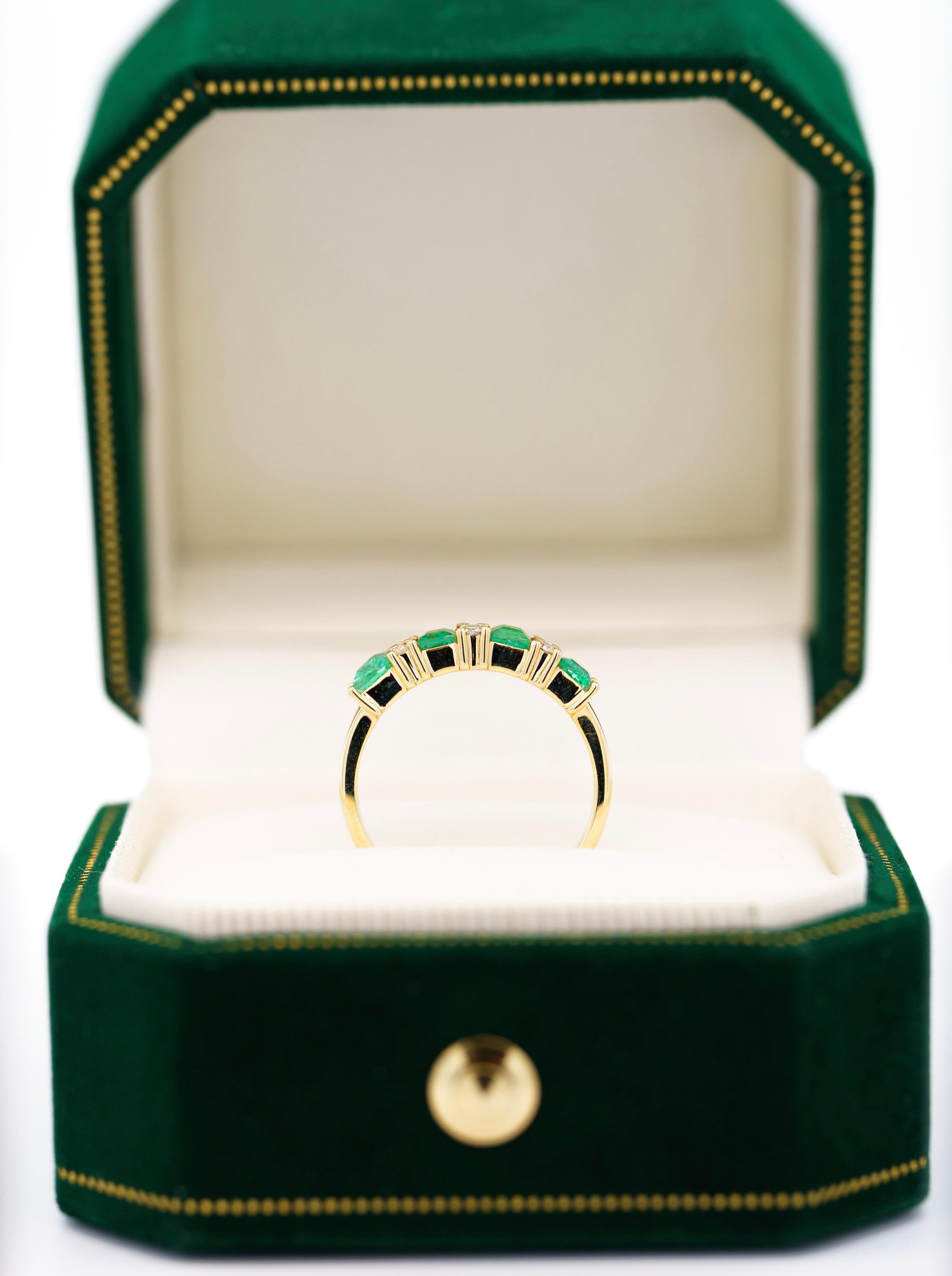 Princess Cut 1.0 Carat Square Cut Emerald & Diamond 5-stone Ring in 14K Yellow Gold For Sale