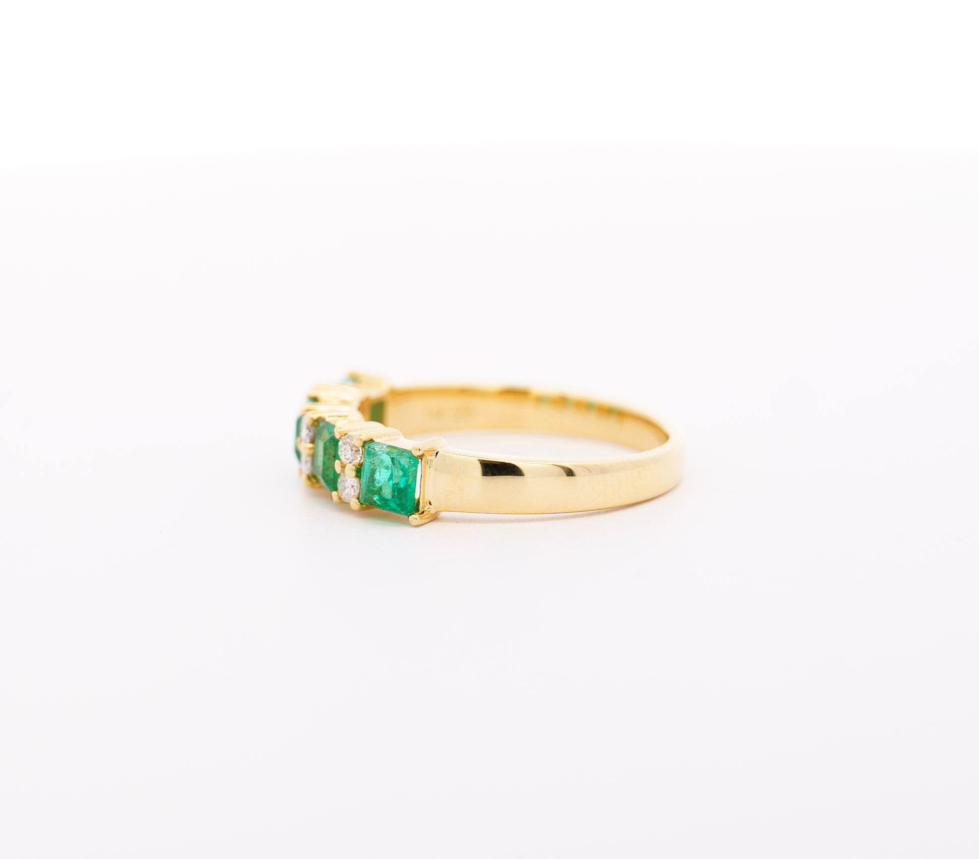 1.0 Carat Square Cut Emerald & Diamond 5-stone Ring in 14K Yellow Gold In New Condition For Sale In Miami, FL