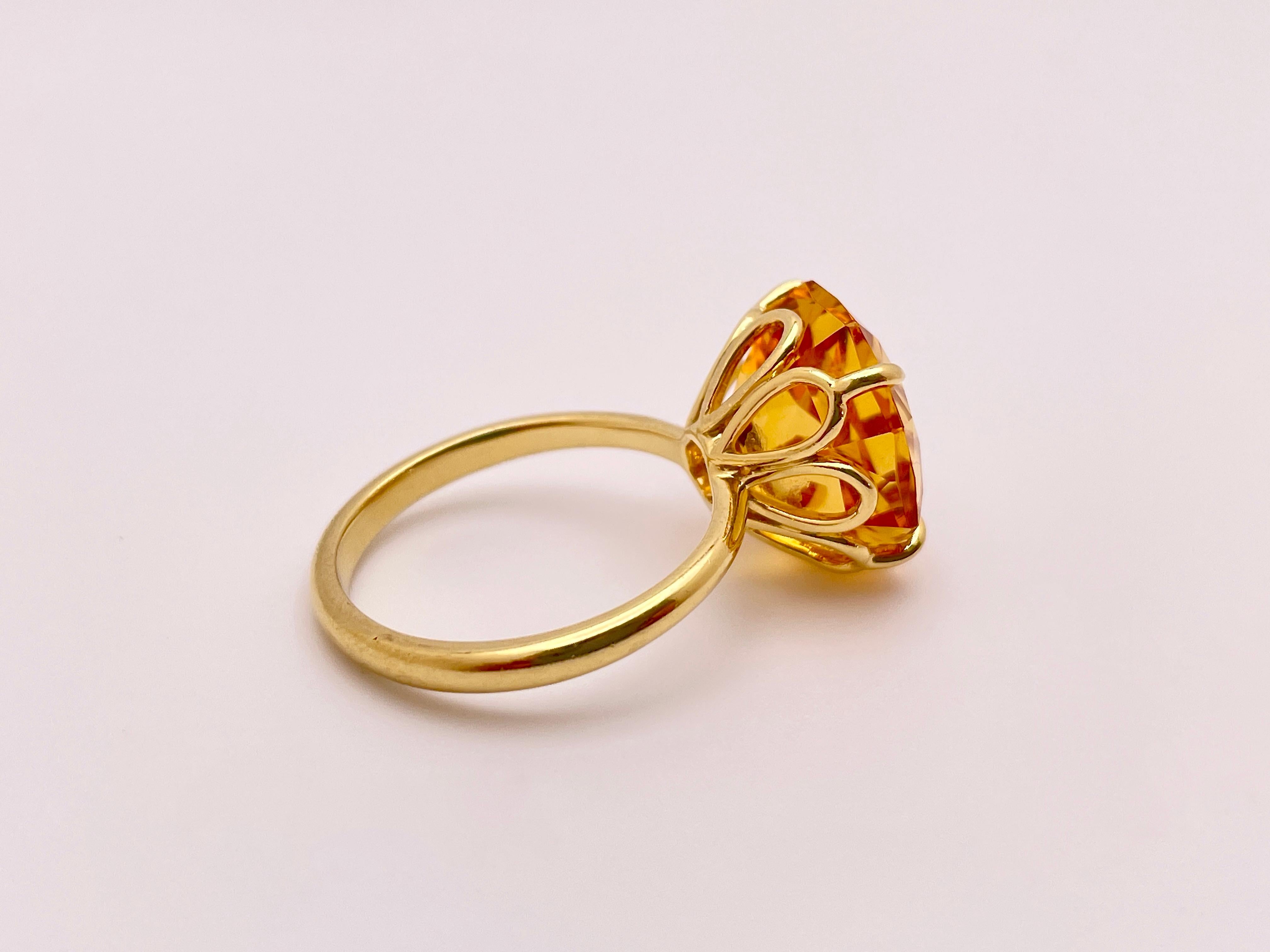 A beautiful 18K yellow gold Elsa Peretti Tiffany and Co. yellow citrine ring. Centred with a golden-yellow octagon cut citrine weighing approximately 10 CT. This ring is size 7.00 US (sizable), and it has a gross weight of 5.50 grams. 