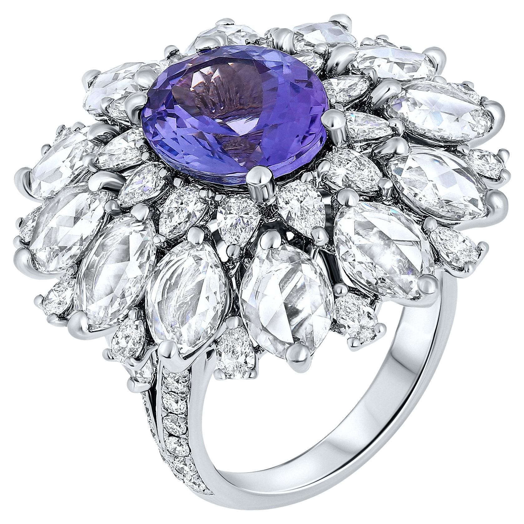 Bague cocktail en or 18 carats de 10 carats de Tanzanite mauve ovale et de diamants en vente