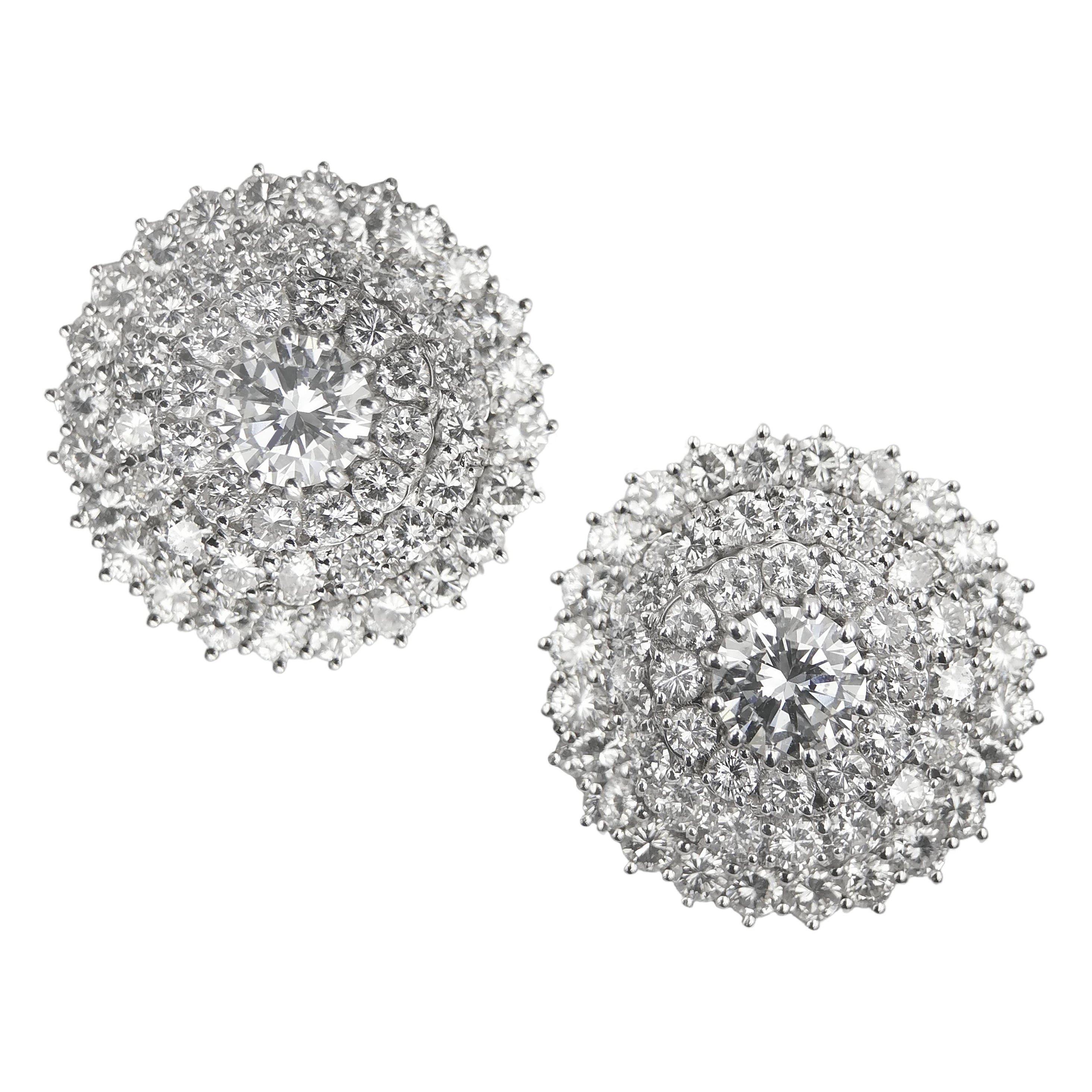 Boucles d'oreilles en diamant de 10 carats à triple halo et taille ronde et brillante
