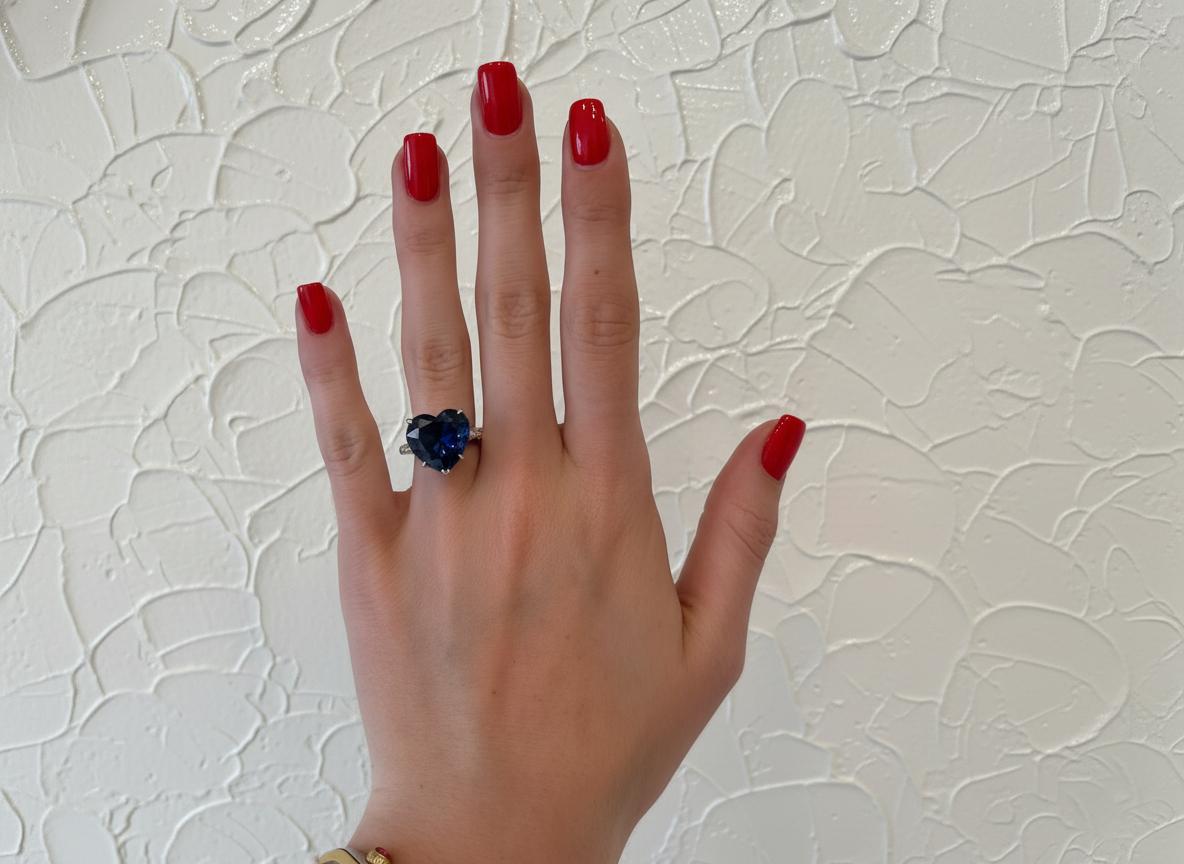 Cette bague extraordinaire met en valeur un magnifique saphir bleu naturel non chauffé, magistralement taillé en forme de cœur romantique. Le saphir présente une couleur bleue intensément saturée, d'une brillance et d'une profondeur exceptionnelles,