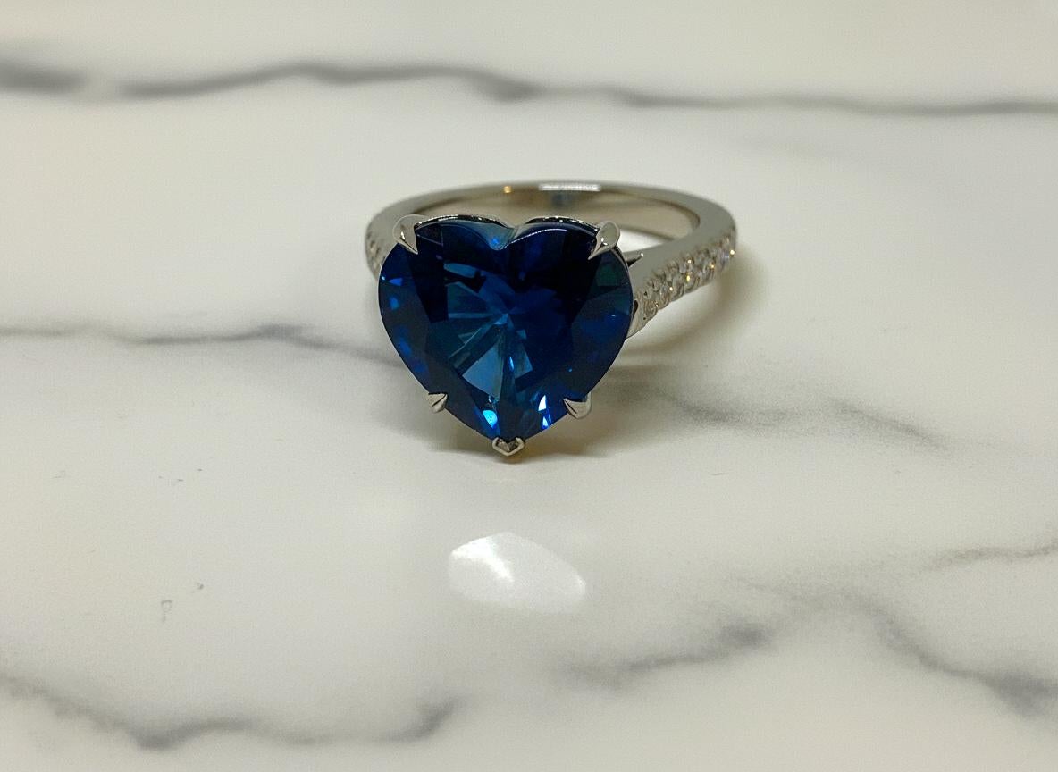 Contemporain Bague en platine 10 carats saphir bleu diamant en forme de coeur non chauffé en vente