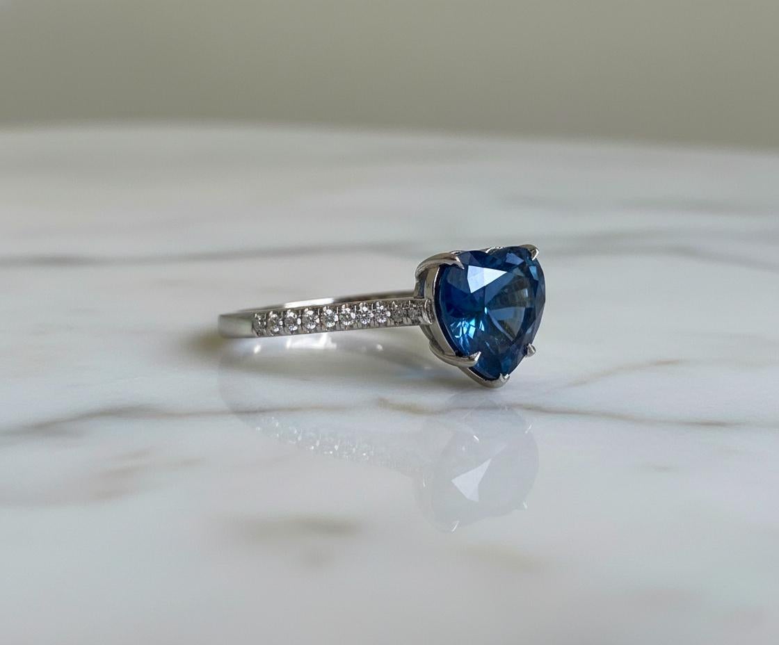 Taille cœur Bague en platine 10 carats saphir bleu diamant en forme de coeur non chauffé en vente