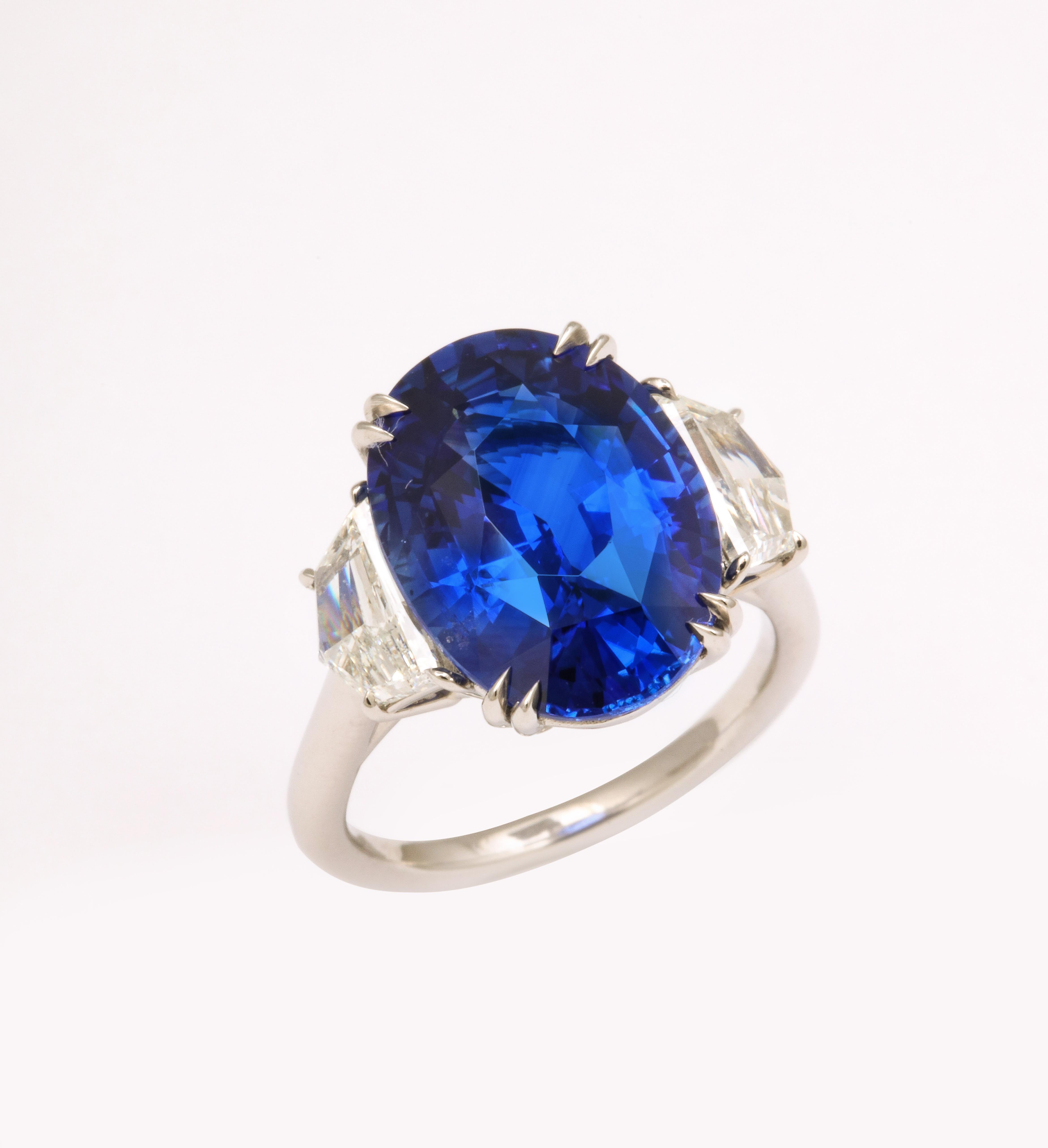 10 Karat Ring mit lebhaftem blauem Saphir und Diamant (Ovalschliff) im Angebot