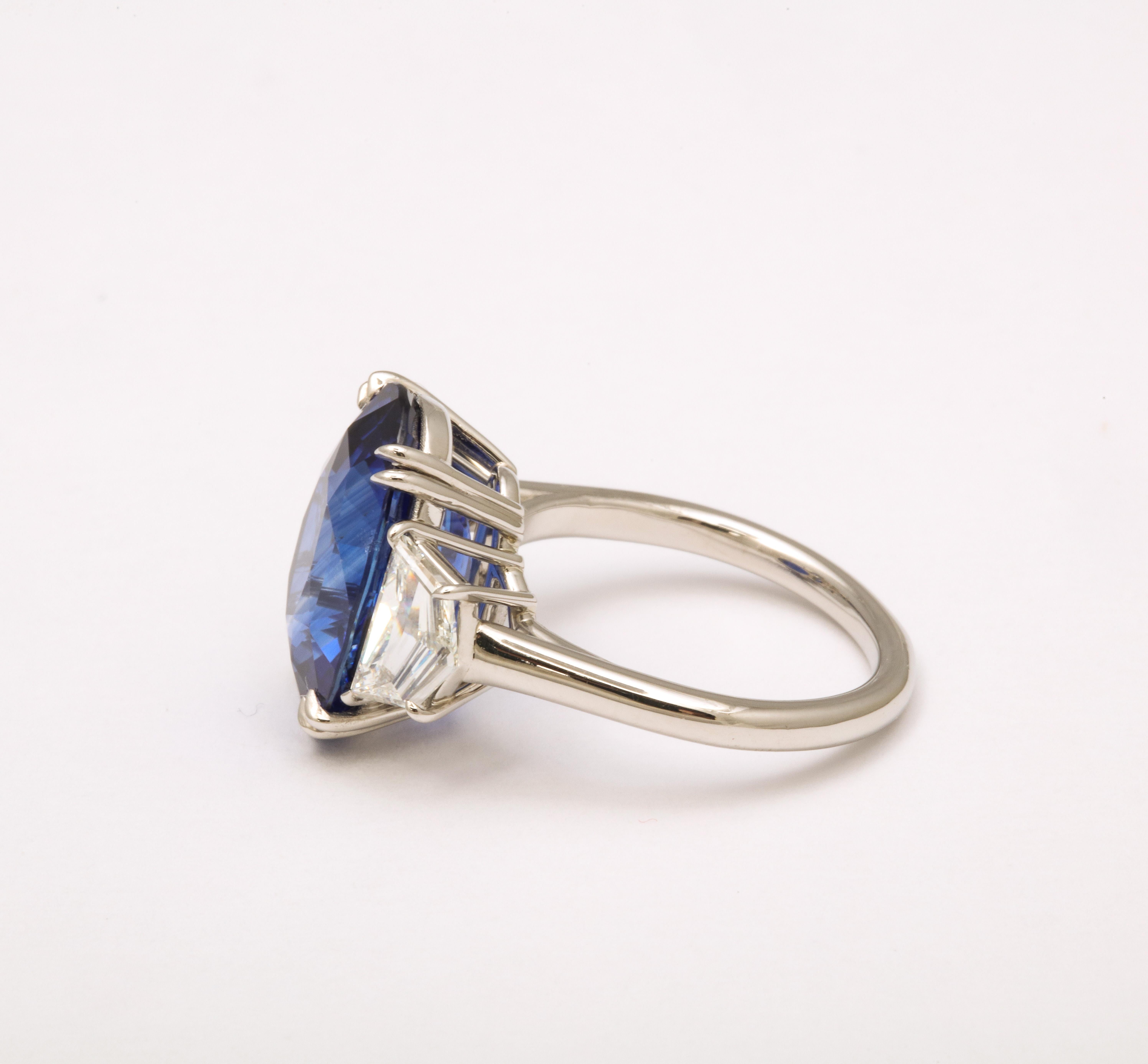 10 Carat Vivid Blue Sapphire and Diamond Ring For Sale at 1stDibs