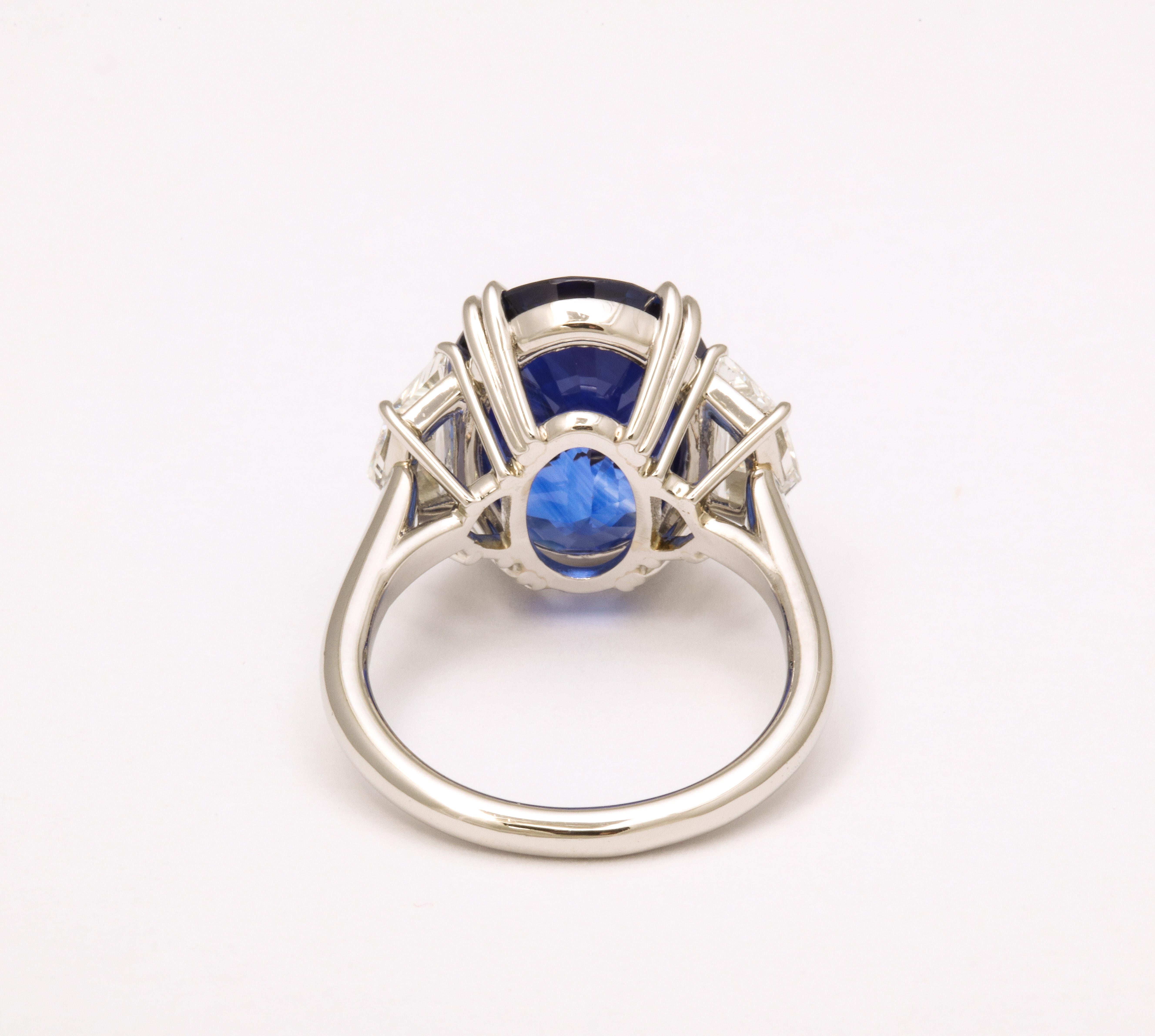 10 Karat Ring mit lebhaftem blauem Saphir und Diamant Damen im Angebot