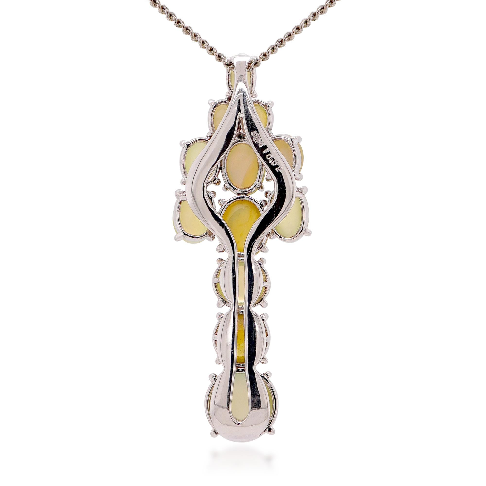 Art nouveau 10 Carats Cats Eye Lucky Pendant 18K en vente