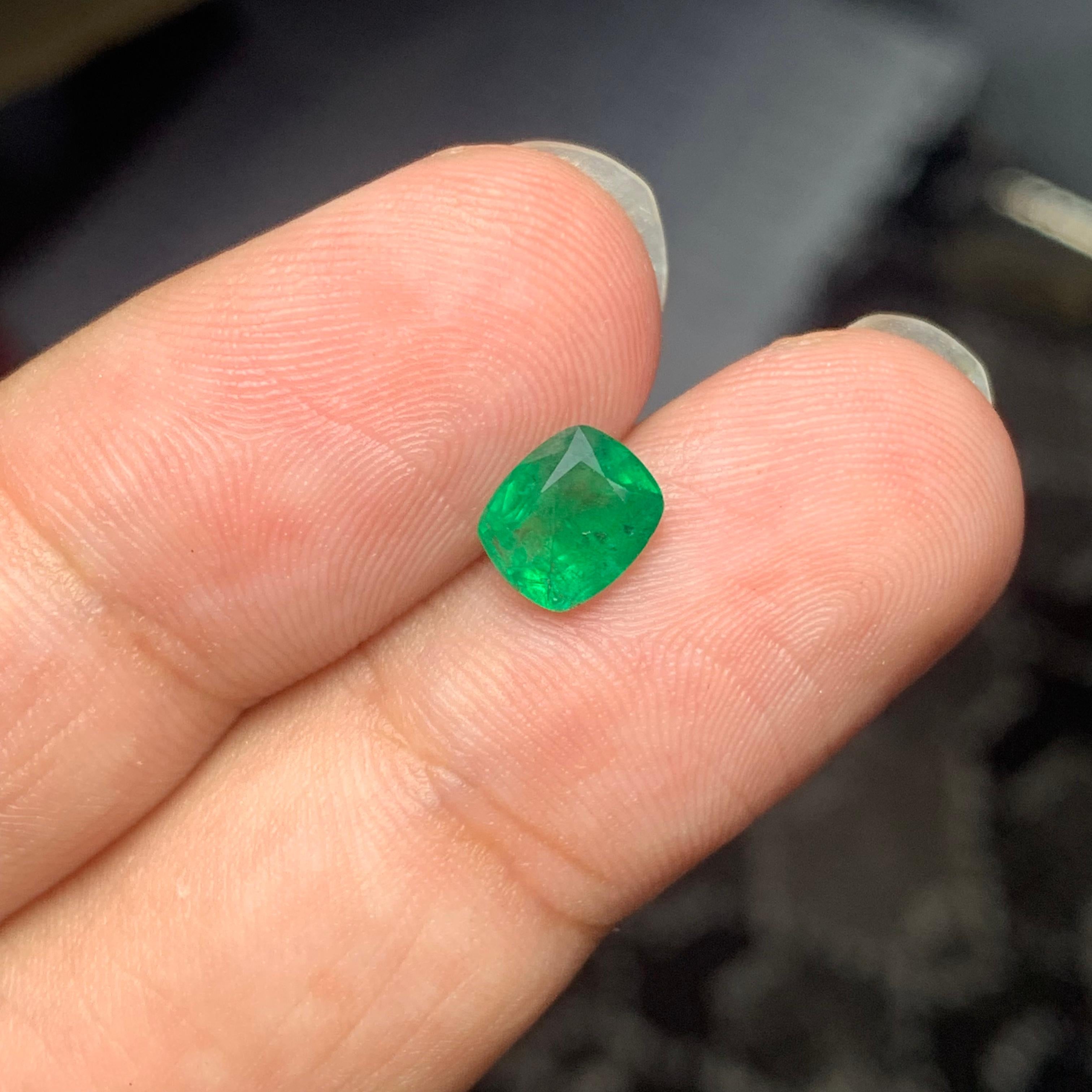 1.0 Carats Natural Loose Green Emerald Ring Gemstone From Swat Mine Cushion Cut In New Condition In Peshawar, PK