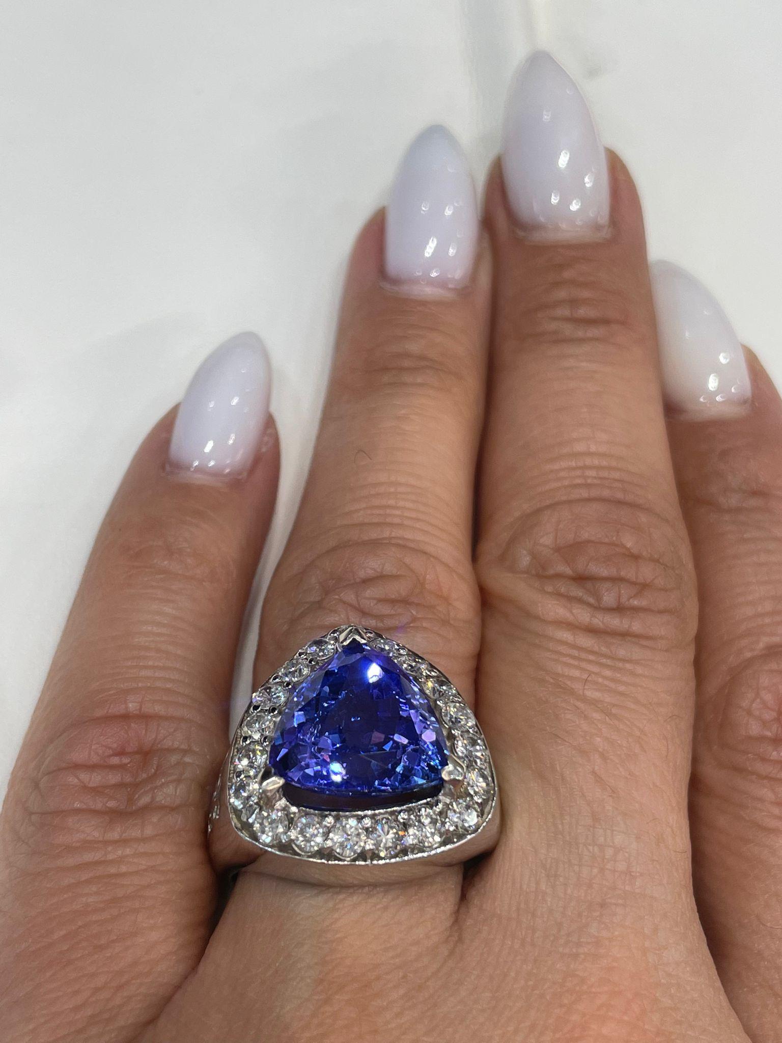 10 Carats Trilliant Cut Tanzanite Ring Certified B AAA  In New Condition For Sale In New York, NY