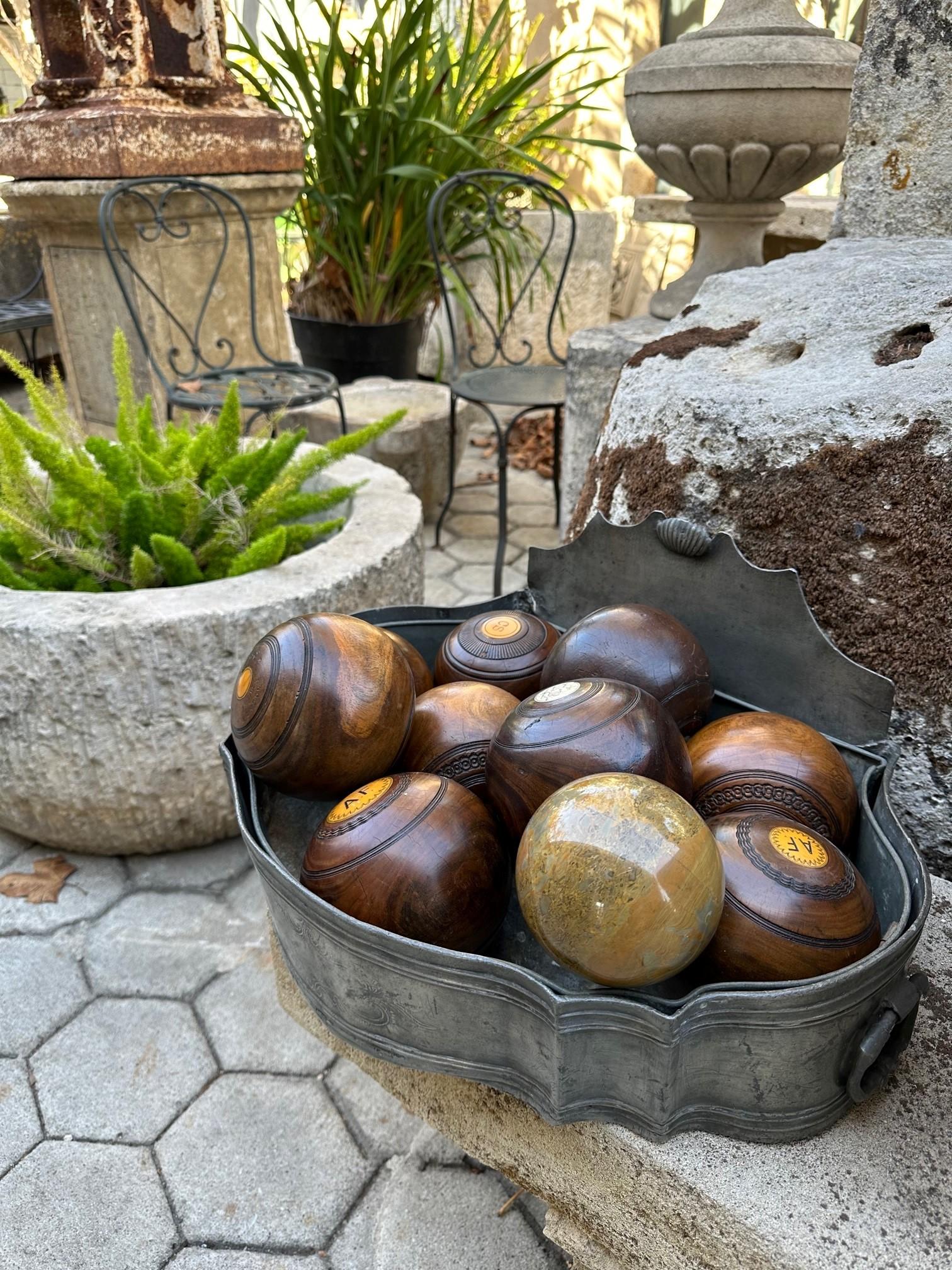 Eine schöne dekorative antike Sammlung von 9 Boules und einem Jack (oder Kitty) aus verschiedenen Epochen. Die Teppichschalen wurden ursprünglich für schottische Herrenhäuser hergestellt.
Wir nennen diese Sammlung des 19. Jahrhunderts, um beide