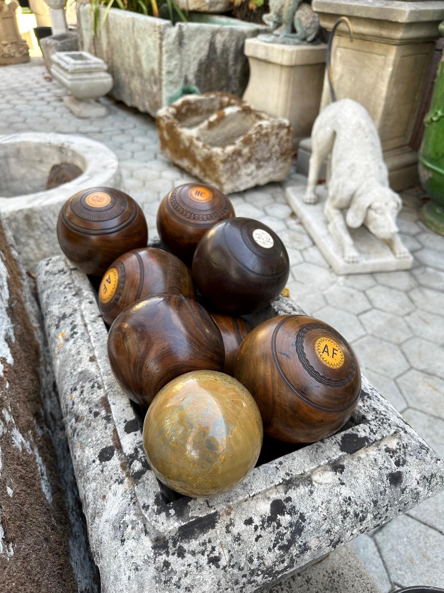10 Alfombras Bolos sobre hierba bolas de madera y piedra talladas a mano idea de regalo de oficina antiguo. Una Hermosa Colección Decorativa Antigua de 9 + 1 bolas de petanca de Madera Tallada y una esfera de bola de Jack de Piedra Tallada (o