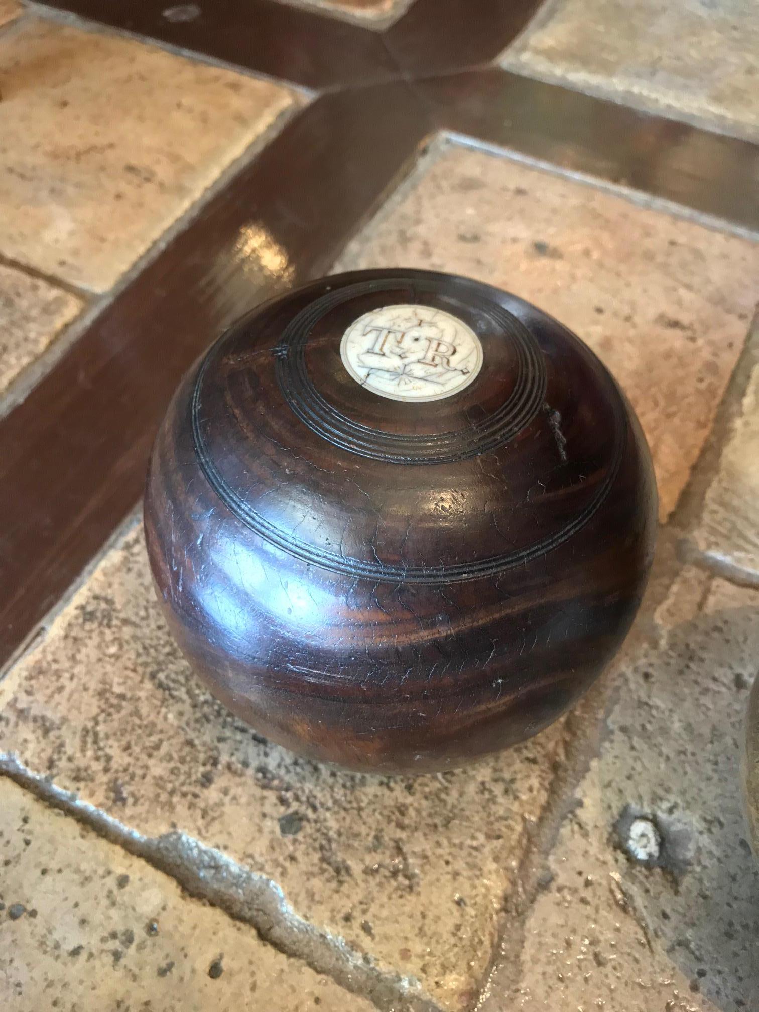 10 Alfombras de Bolos sobre Hierba Bolas de Madera y Piedra Talladas a Mano Idea de Regalo de Oficina Antiguo en Bueno estado para la venta en West Hollywood, CA