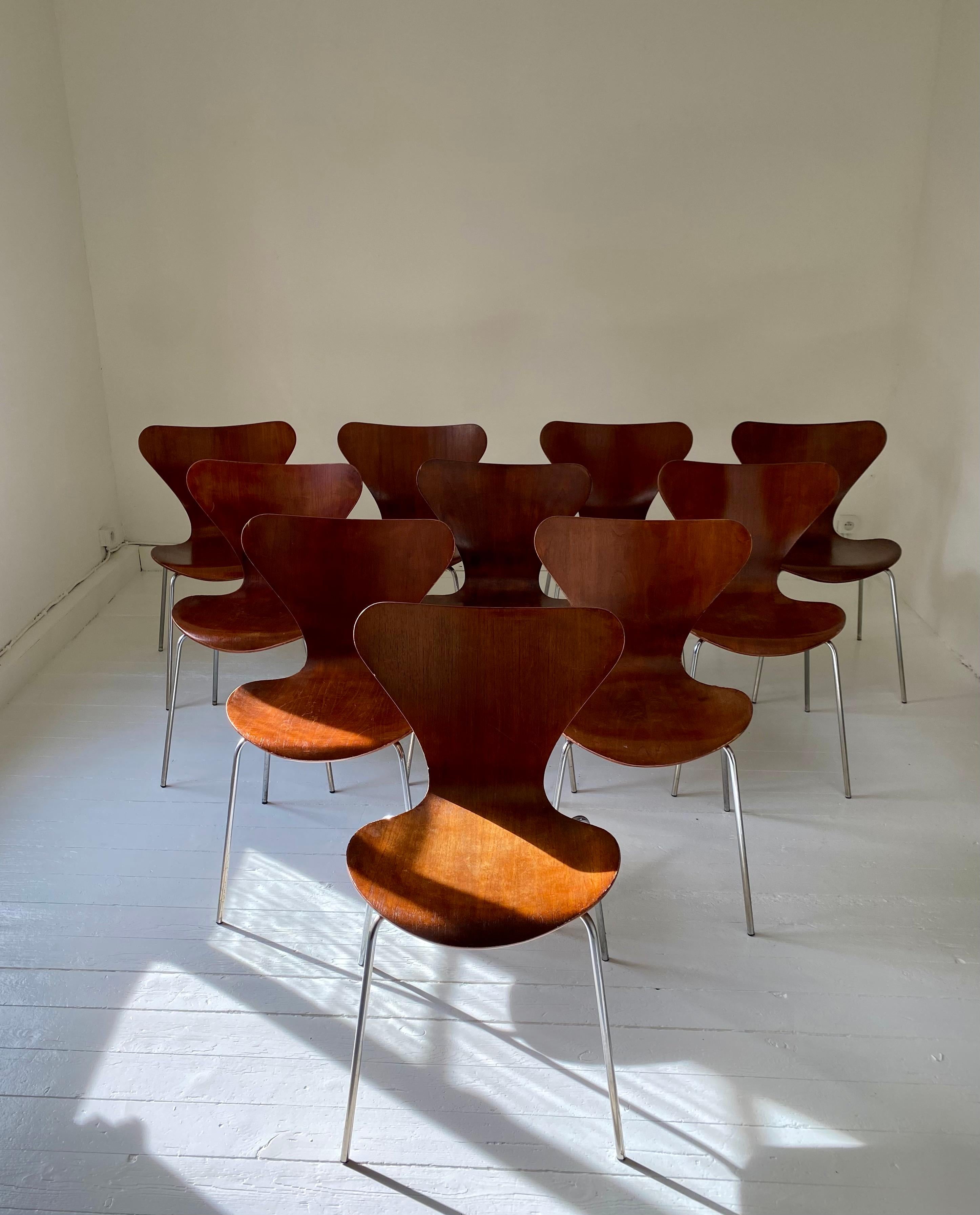 Ensemble de 10 chaises iconiques Série 7
 Modèle 3107 crée en 1955 par Arne Jacobsen. 

Les chaises que nous proposons ont été éditées en 1980 pour Fritz Hansen. 
Elles sont en bon état général malgré quelques égratignures et 7 coques blanches