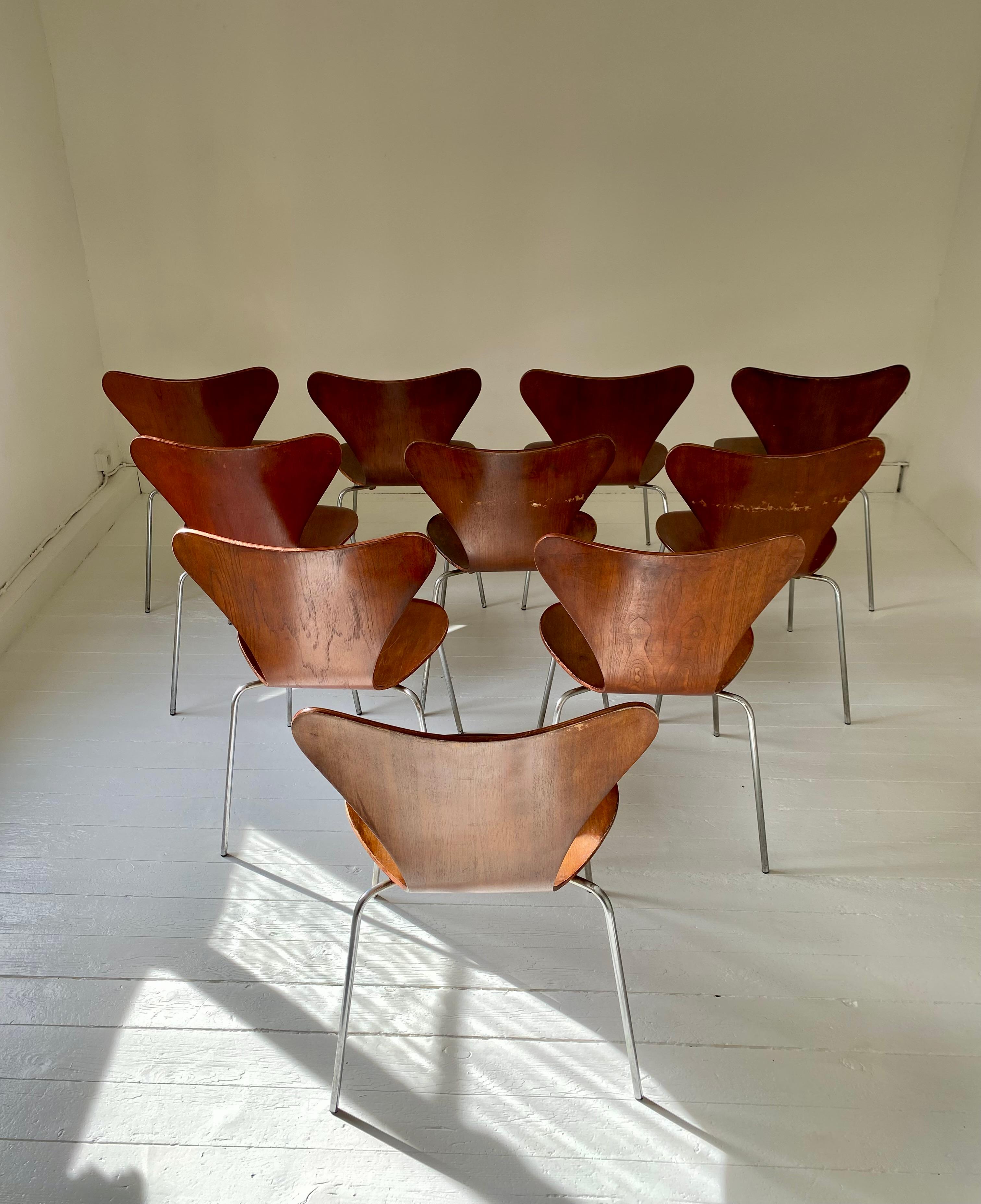 10 chaises Arne Jacobsen série 7 1