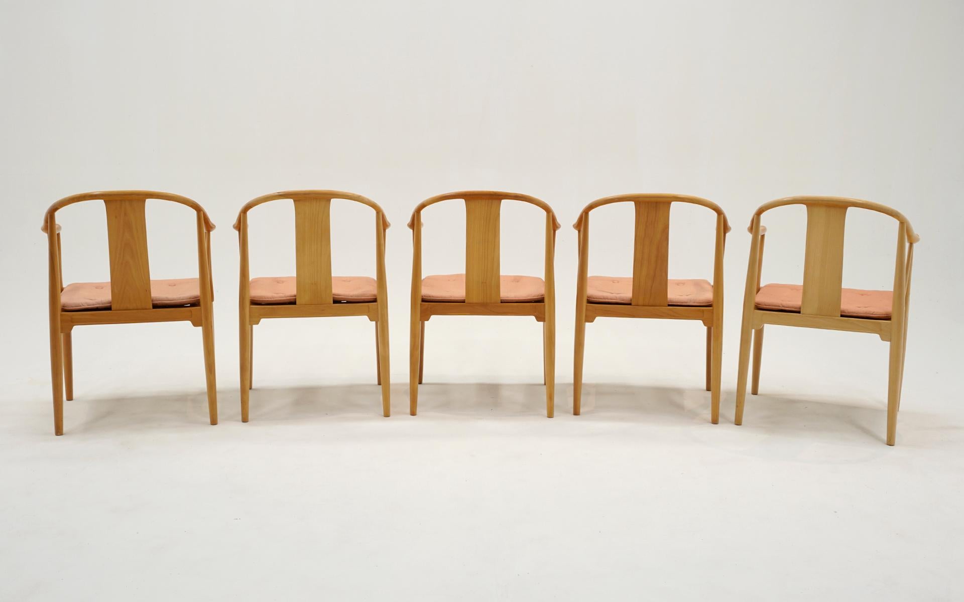 Tissu 10 chaises de salle à manger chinoises de Hans Wagner. Production de 1982. Très peu utilisé. Signé. en vente