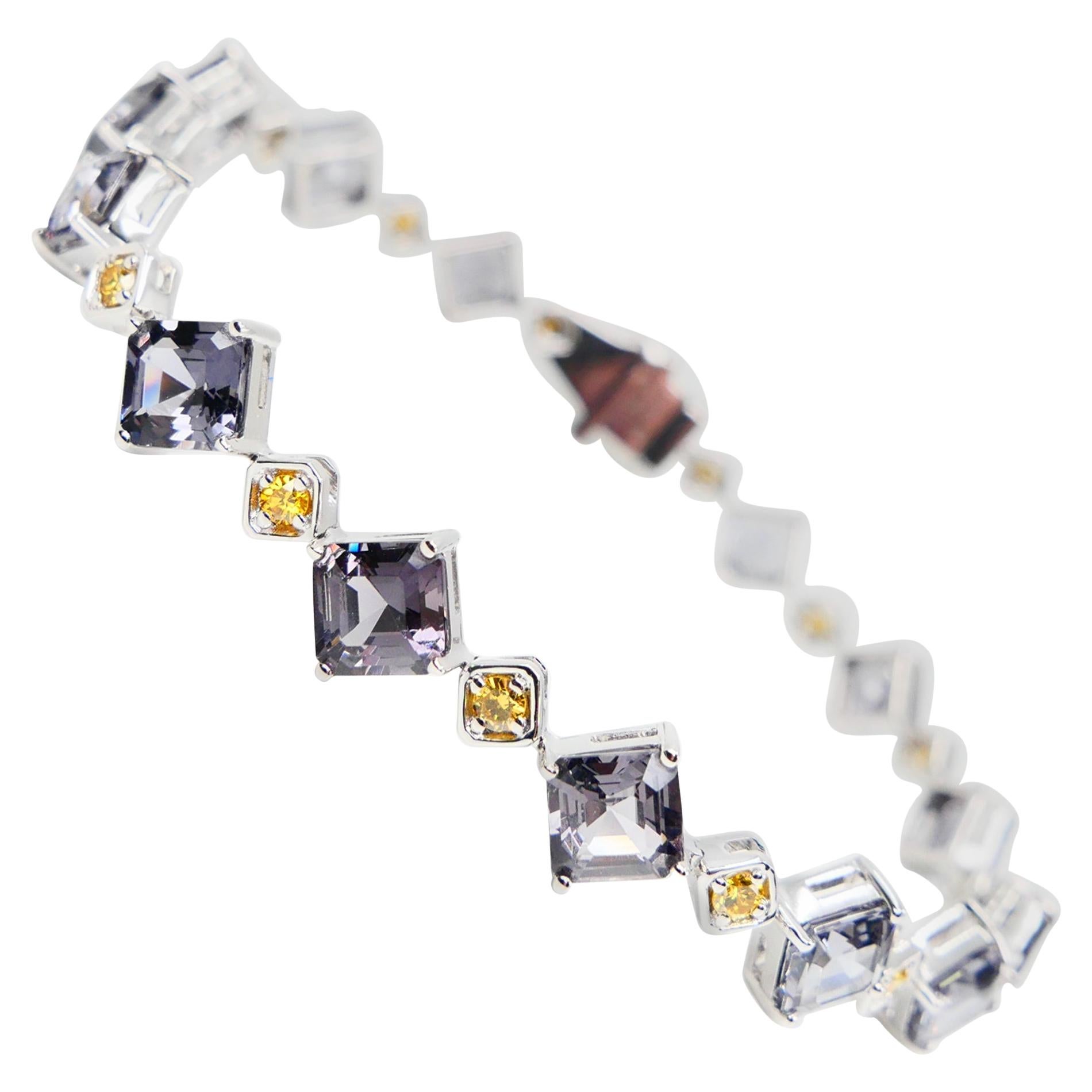 Bracelet tennis en spinelle grise taille Asscher de 10 carats et diamants jaunes vifs fantaisie.