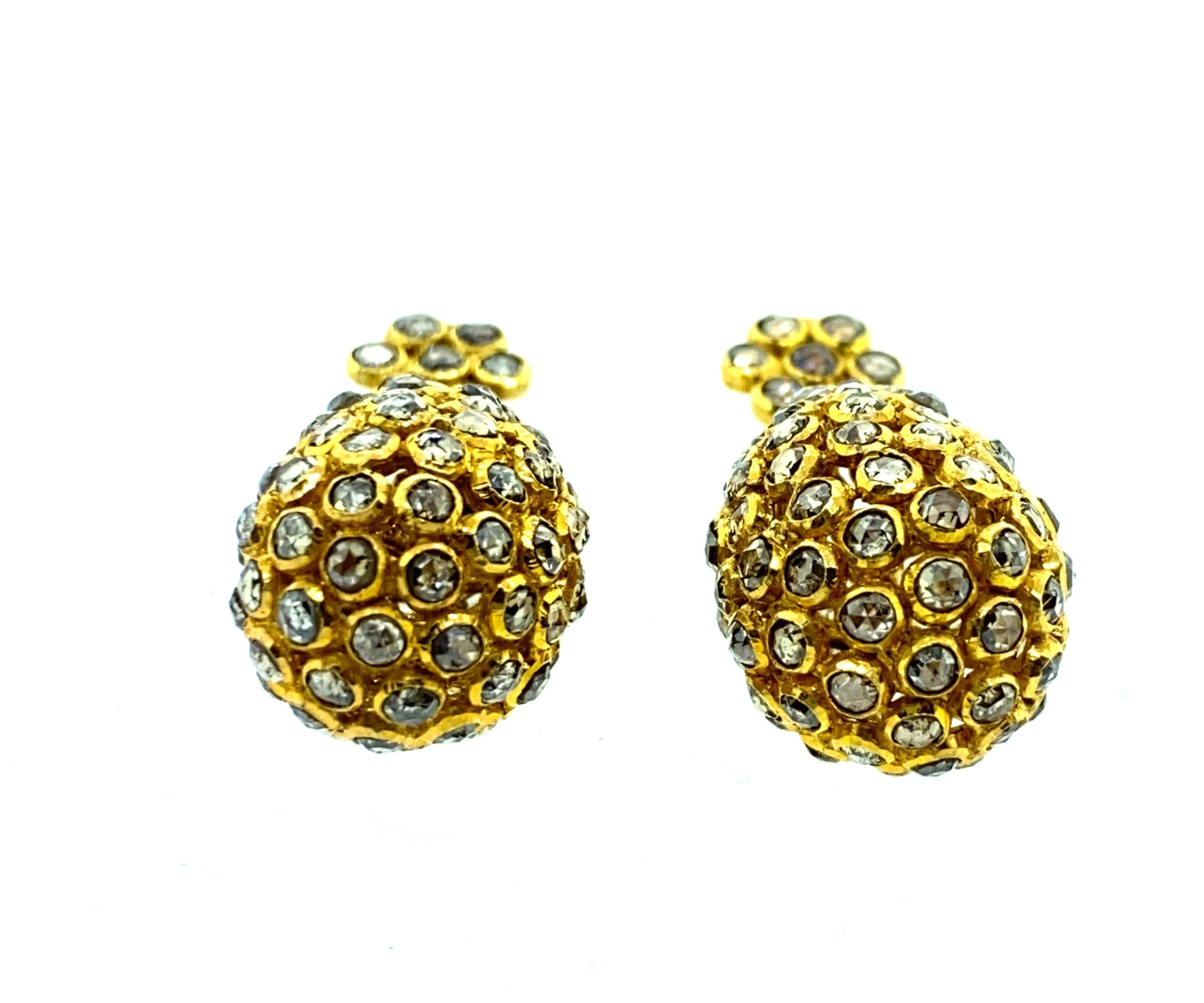Contemporary 10 Carat Diamond Earring in 18 Karat Yellow Gold For Sale