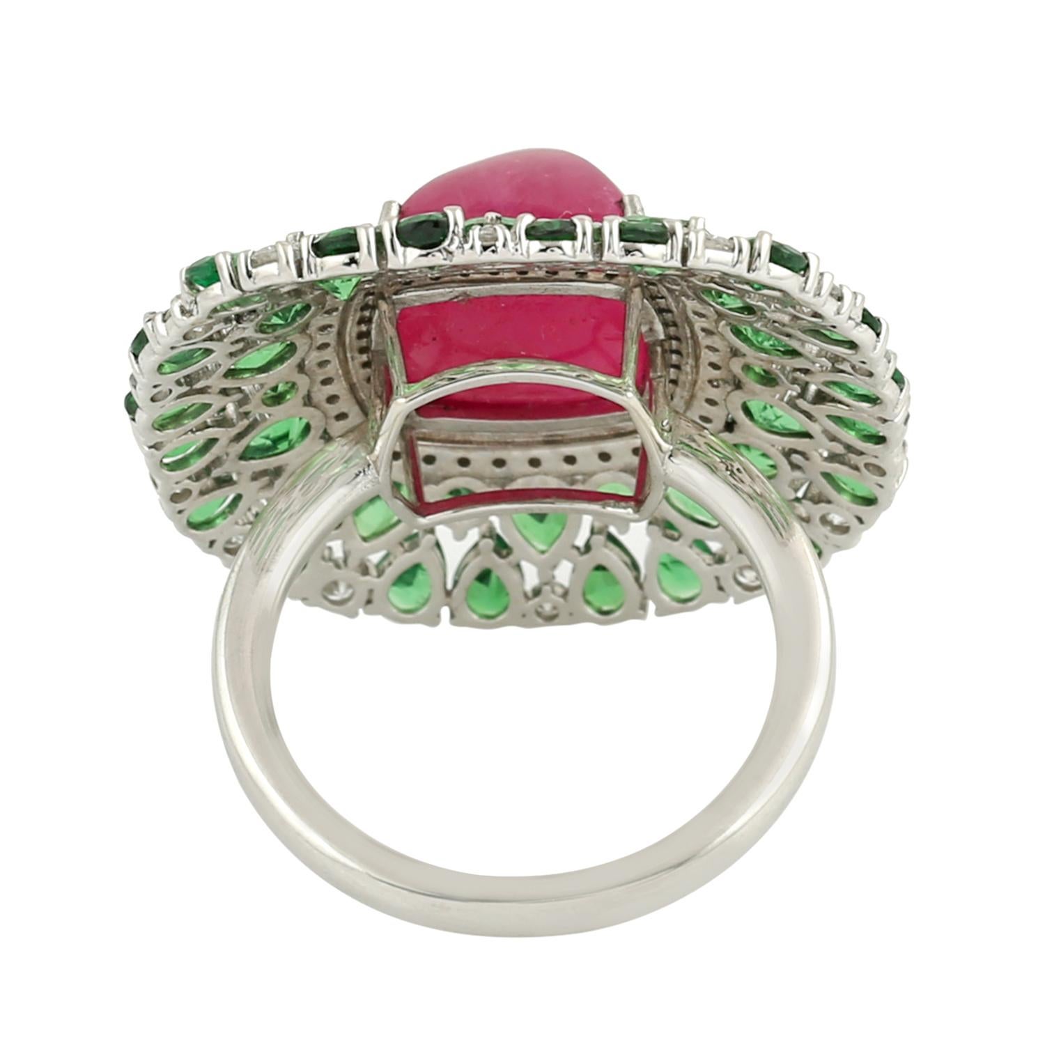 10ct Sugarloaf Mozambique Ruby Ring With Tsavorite & Diamonds In 18k White Gold Corte mixto en venta