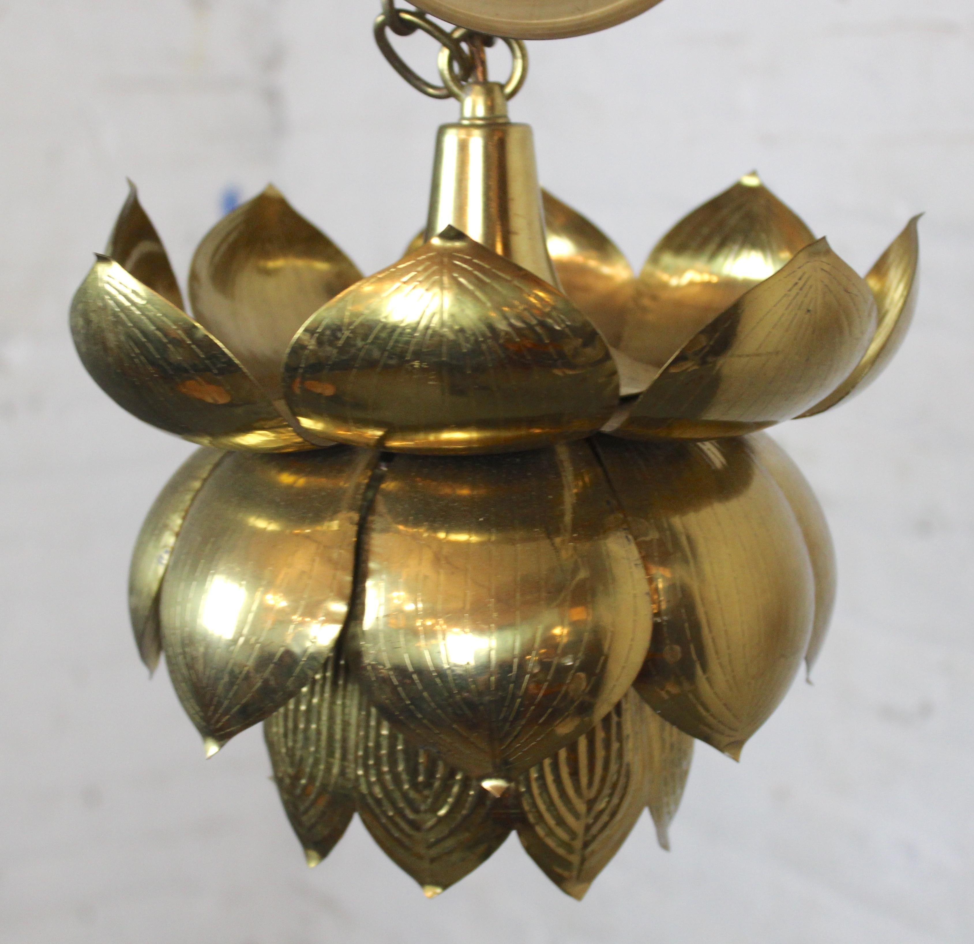 Lampada a foglie di loto in ottone di Feldman Lighting Co. Un design bellissimo e una calda illuminazione diffusa dalle foglie d'oro.
Si prega di confermare la posizione NY o NJ