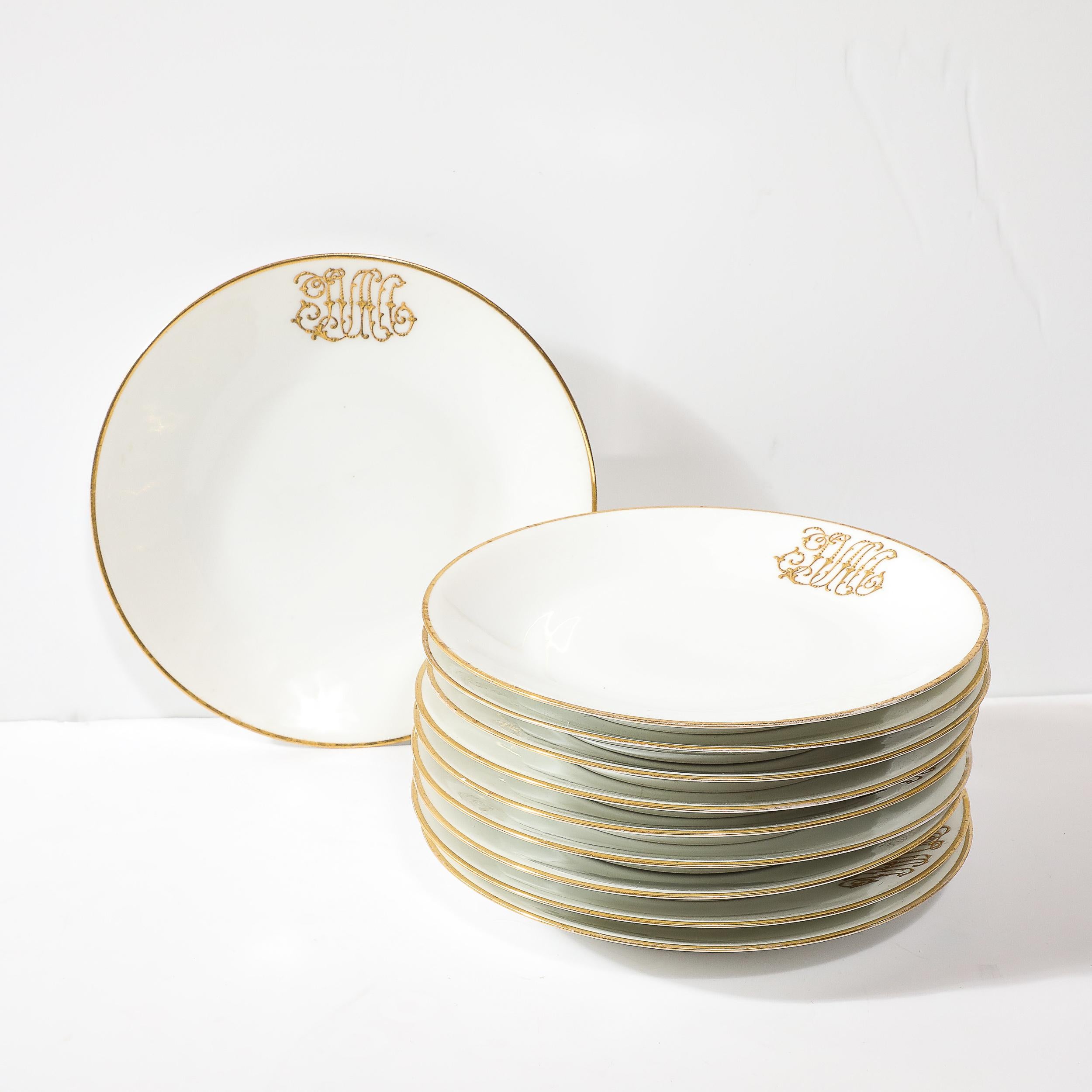Cet ensemble exquis de 10 assiettes à déjeuner en porcelaine, fabriqué en France vers 1900, témoigne de l'art raffiné de Delinieres & Co. Chaque plaque se distingue par un monogramme en relief, appliqué à la main, reflétant un niveau exceptionnel de