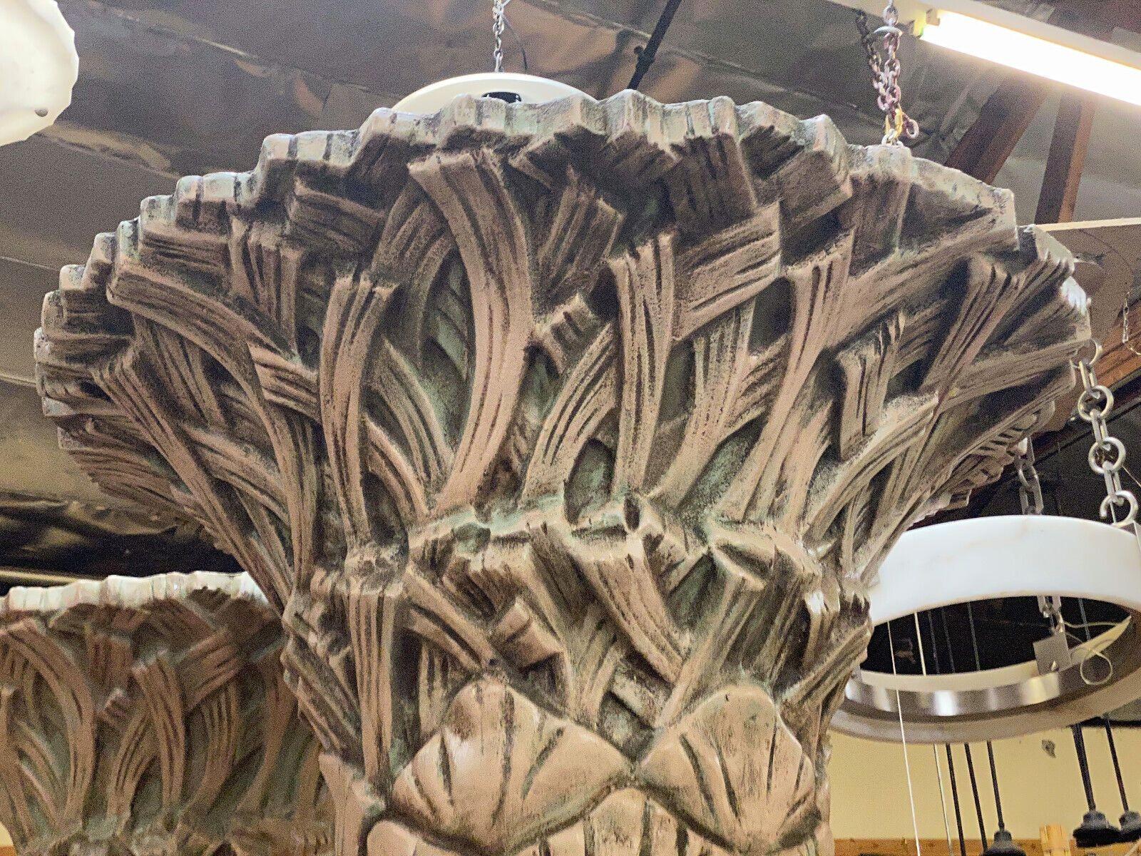 Grande colonne de 12 pieds de haut en fibre de verre peinte à la main, de style Art déco, fabriquée à l'origine pour la réouverture de bâtiments Art déco à Los Angeles dans les années 1990. Cette colonne est composée de deux grandes pièces qui ont