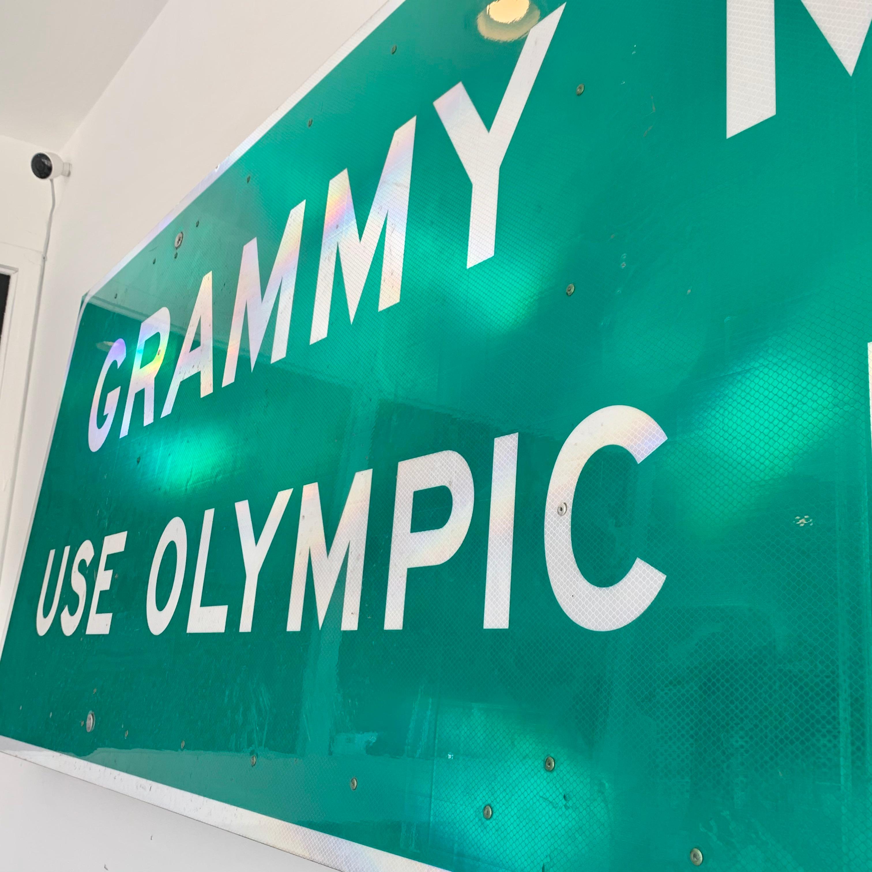Grammy-Museum in Los Angeles, Freeway-Schild im Angebot 7