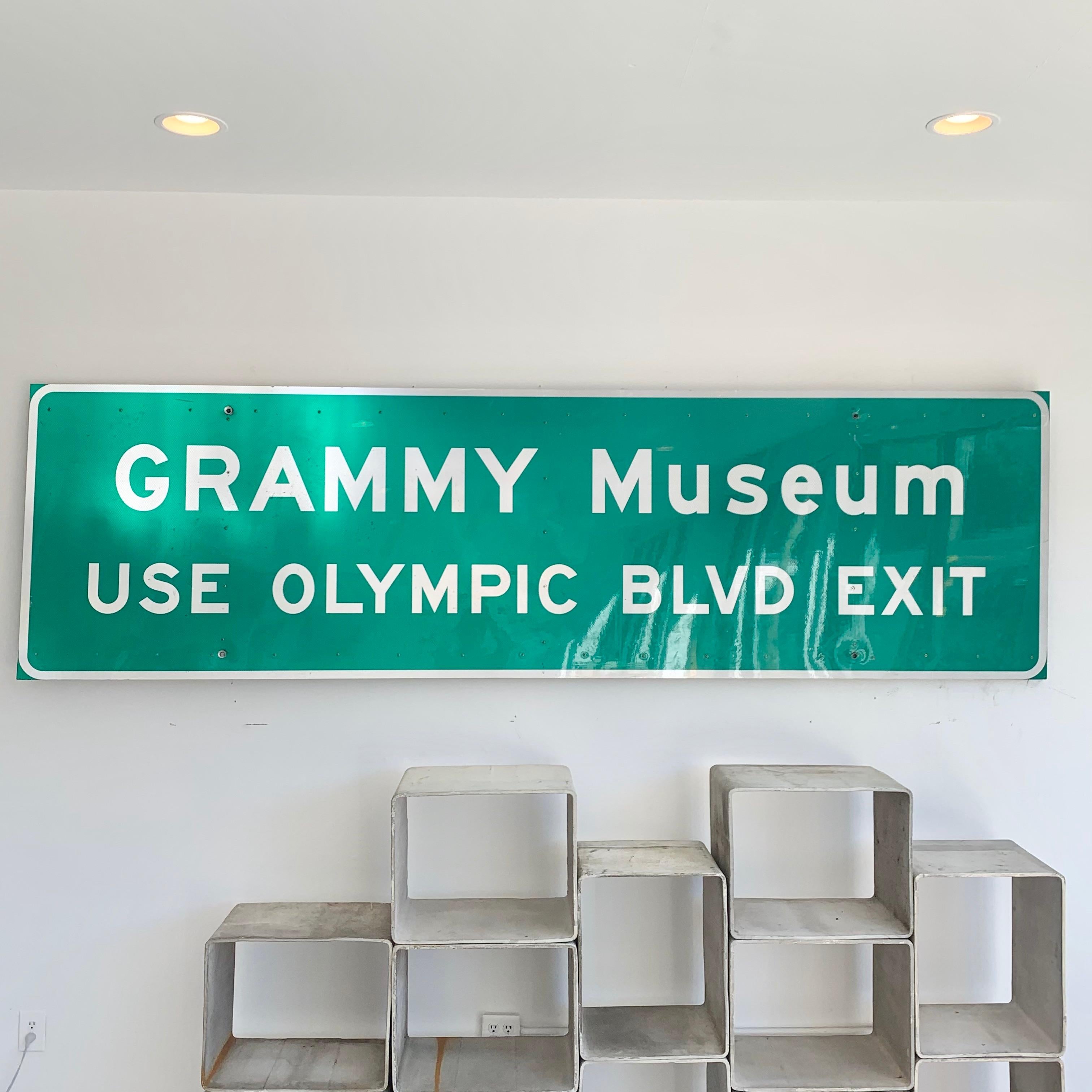Grammy-Museum in Los Angeles, Freeway-Schild (amerikanisch) im Angebot