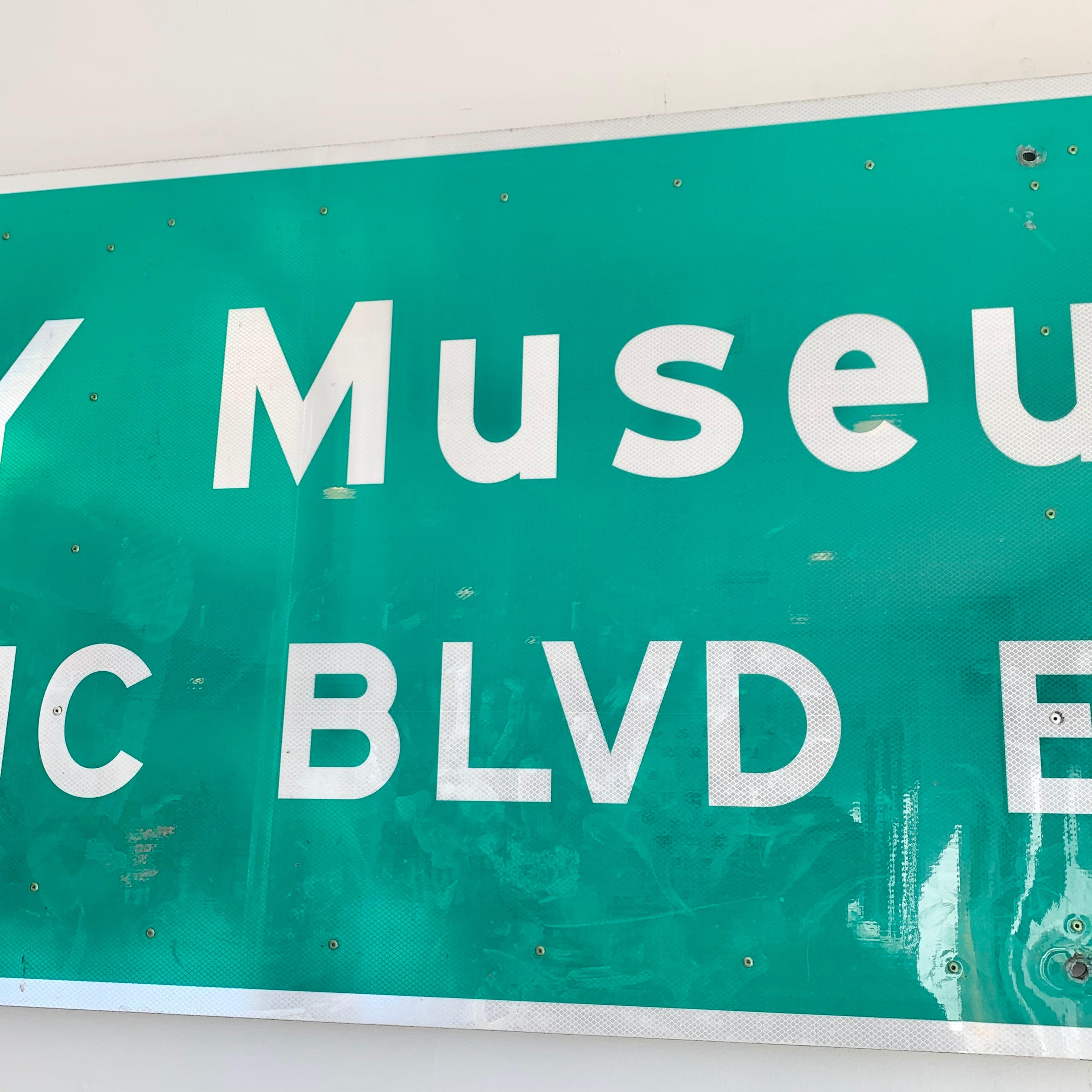 Grammy-Museum in Los Angeles, Freeway-Schild im Angebot 4