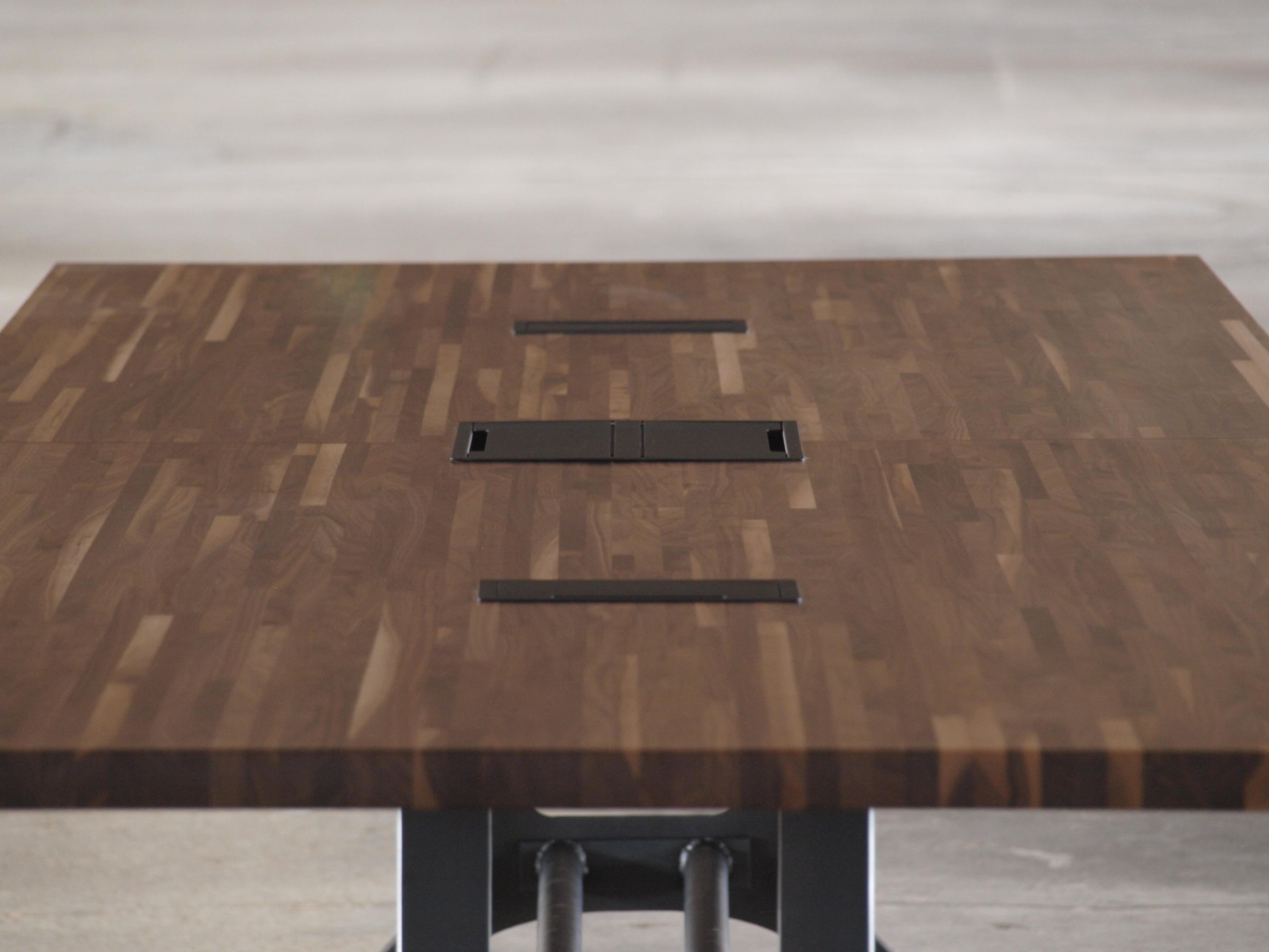10 Fuß Industrieller Konferenztisch aus Nussbaumholz (amerikanisch) im Angebot
