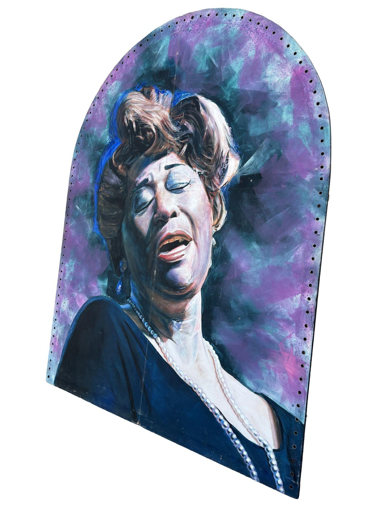 Grande opera d'arte di Ella Fitzgerald, alta 10 piedi e dipinta a olio su una tela fissata a un paravento in legno, che raffigura la cantante su uno sfondo modernista multicolore. Il retro della cornice è firmato da Kenmark.

Questo grande paravento