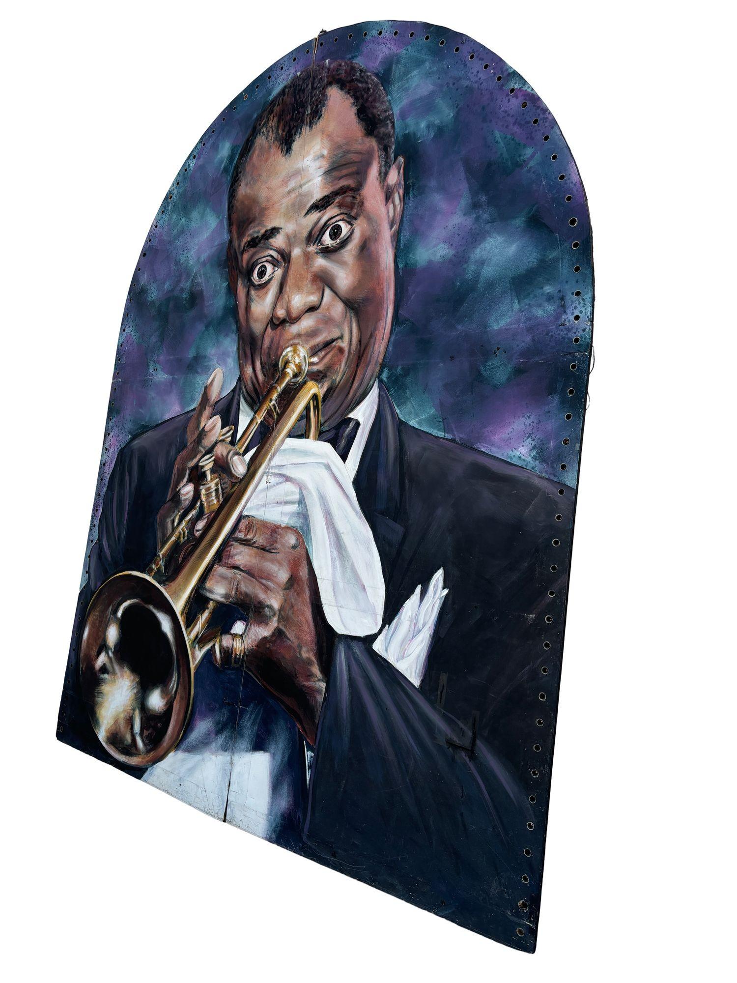 Großes, 10 Fuß hohes, in Öl auf Leinwand gemaltes Porträt von Louis Armstrong, das auf einem hölzernen Paravent mit einem mehrfarbigen modernistischen Hintergrund befestigt ist. Die Rückseite des Rahmens ist von Kenmark signiert.

Diese große