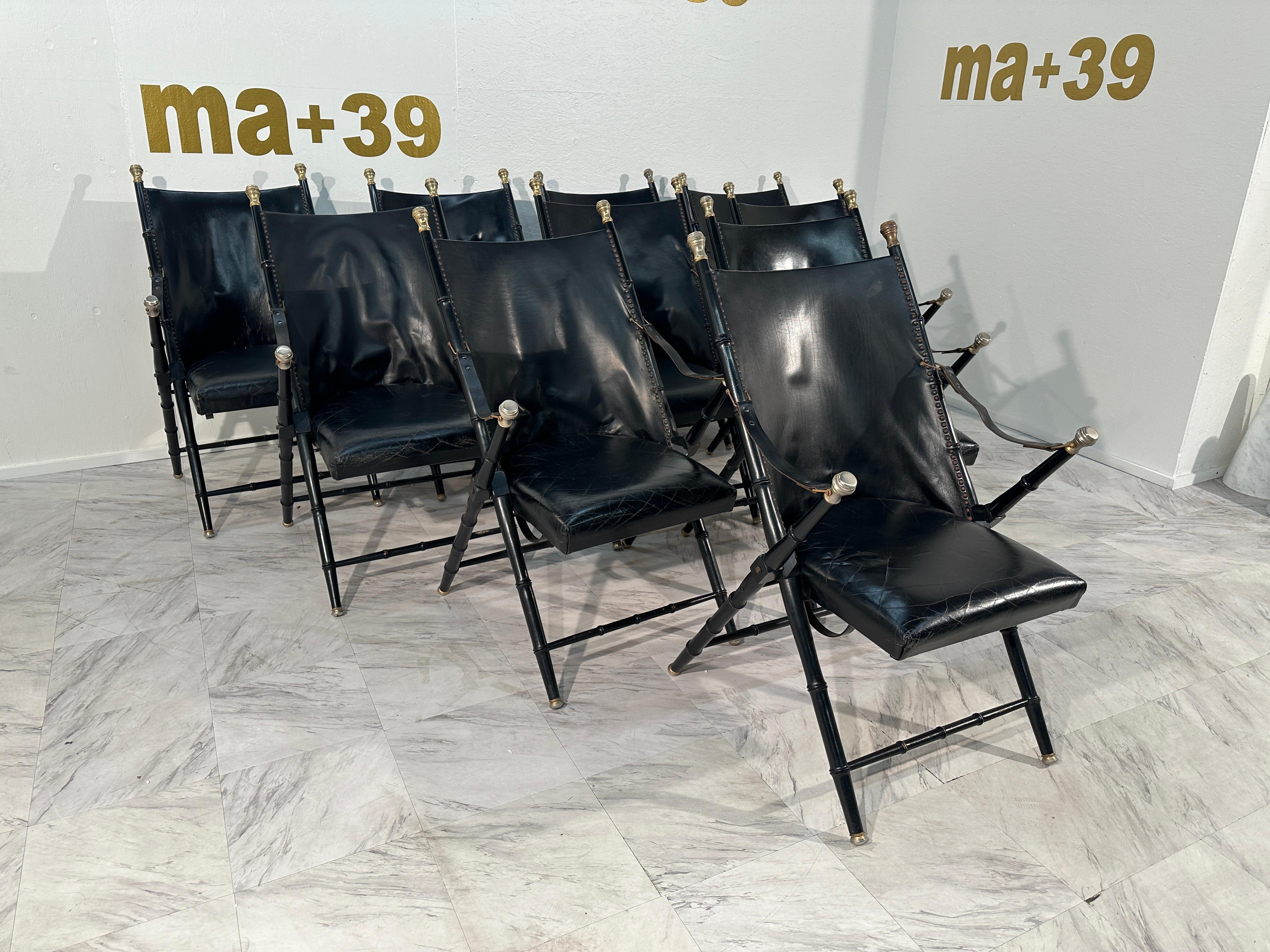 Un grand ensemble de 10 chaises de campagne pliantes en excellent état avec leur cuir d'origine. Très élégants et particuliers dans leur genre.