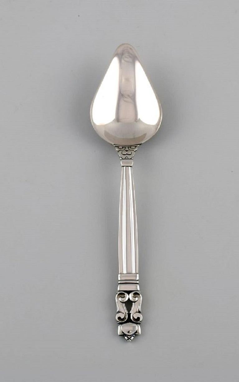 10 Georg Jensen Acorn grapefruit spoons in sterling silver.
Length: 14.8 cm.
In excellent condition.
Stamped.
Our skilled Georg Jensen silversmith can polish all silver and gold so that it appears new. The price is very reasonable.