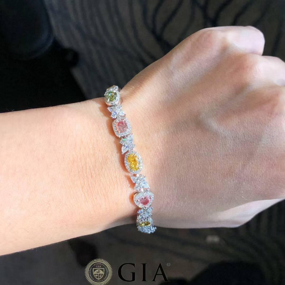 Pulsera de diamantes de colores con certificado GIA
Esta pulsera de diamantes de color con certificado GIA, una extraordinaria celebración del color y la artesanía, incluye 10 exquisitos diamantes de color, cada uno de ellos certificado