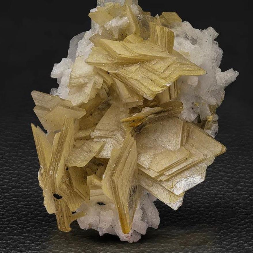 Informations sur le produit :

Nom du spécimen : Cristal d'aigue-marine sur muscovite

Poids : 10 grammes

Dimensions : H : 4,3 x L : 3 x P : 2 cm : H : 4,3 x L : 3 x P : 2 cm 

Traitement : Aucun

Localité	District de Skardu, Gilgit Baltistan,
