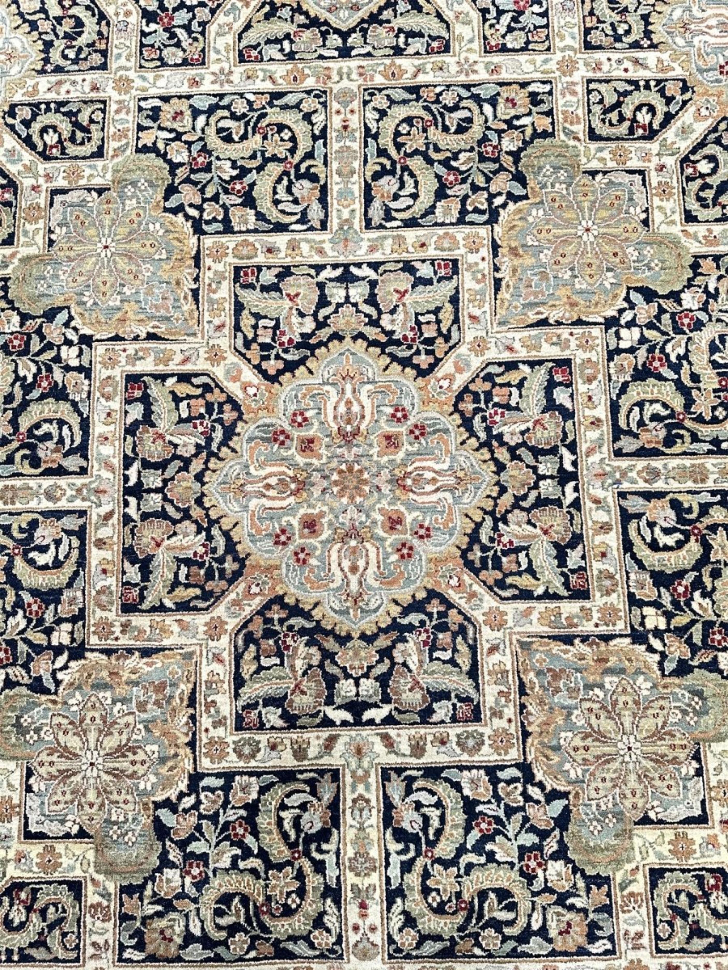 10' Hand Knotted Round Design Area Rug in vendita 2